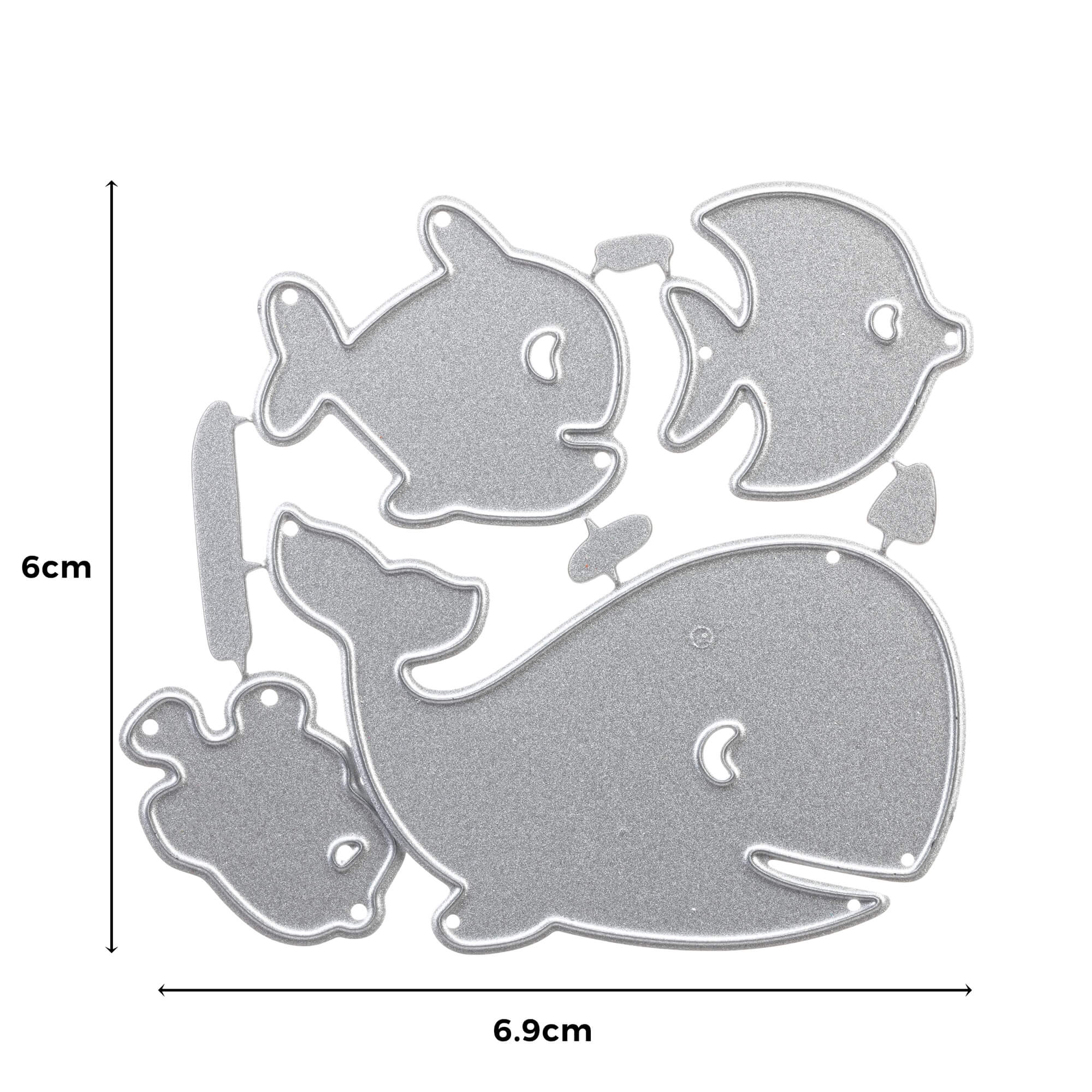 Die Stanzschablone Wal und drei Fische von Stanzenshop.de besteht aus silbernen Stanzformen in Form eines Wals und dreier Fische, ideal für Scrapbooking oder Basteln. Größe: 6 x 6,9 cm. Abgebildet auf einem weißen Hintergrund.