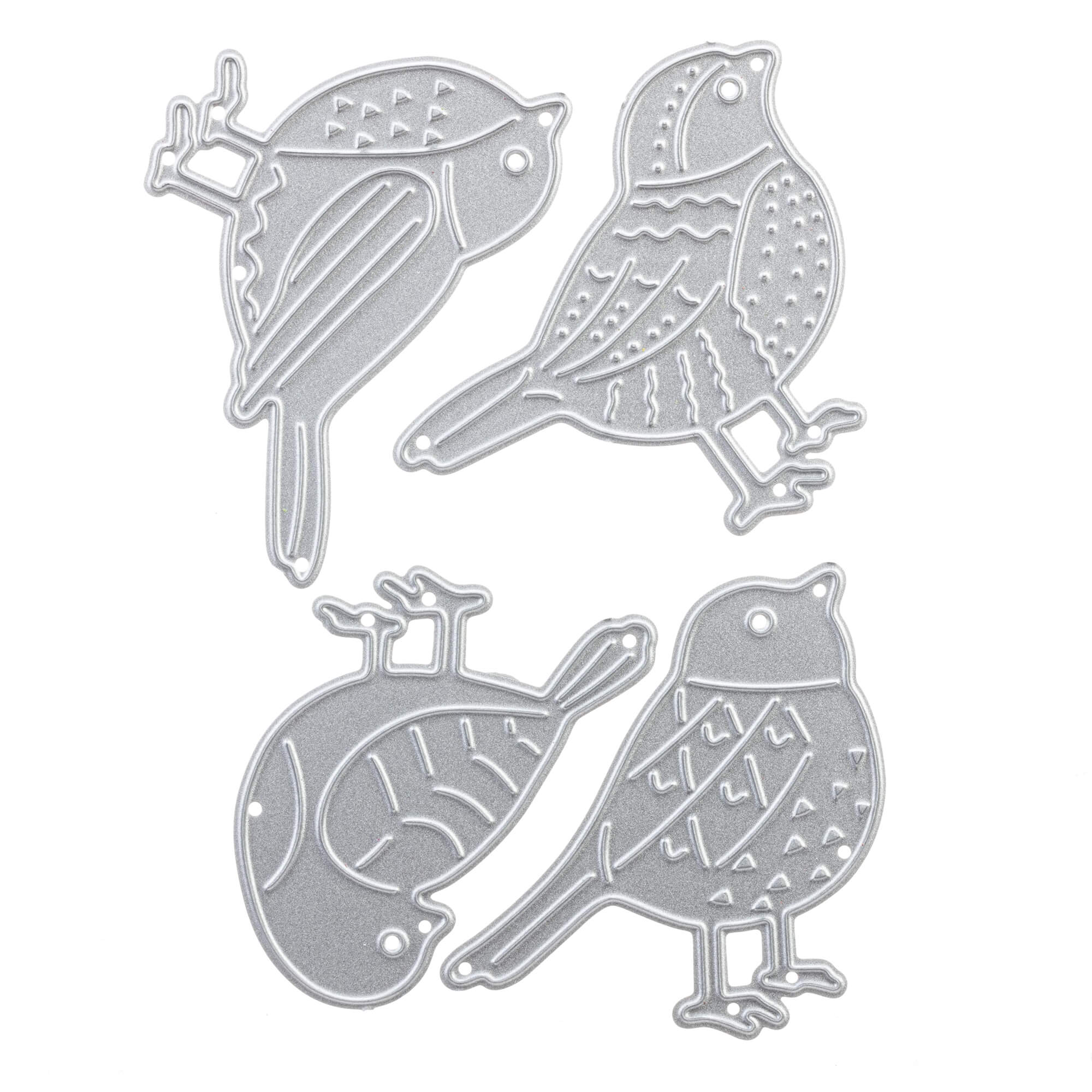 Die Stanzschablone Vier verschiedene Vögel von Stanzenshop.de enthält vier metallische vogelförmige Stanzformen mit einzigartigen Posen und Federmotiven, ideal für Stanzen Scrapbooking, dargestellt auf einem weißen Hintergrund.