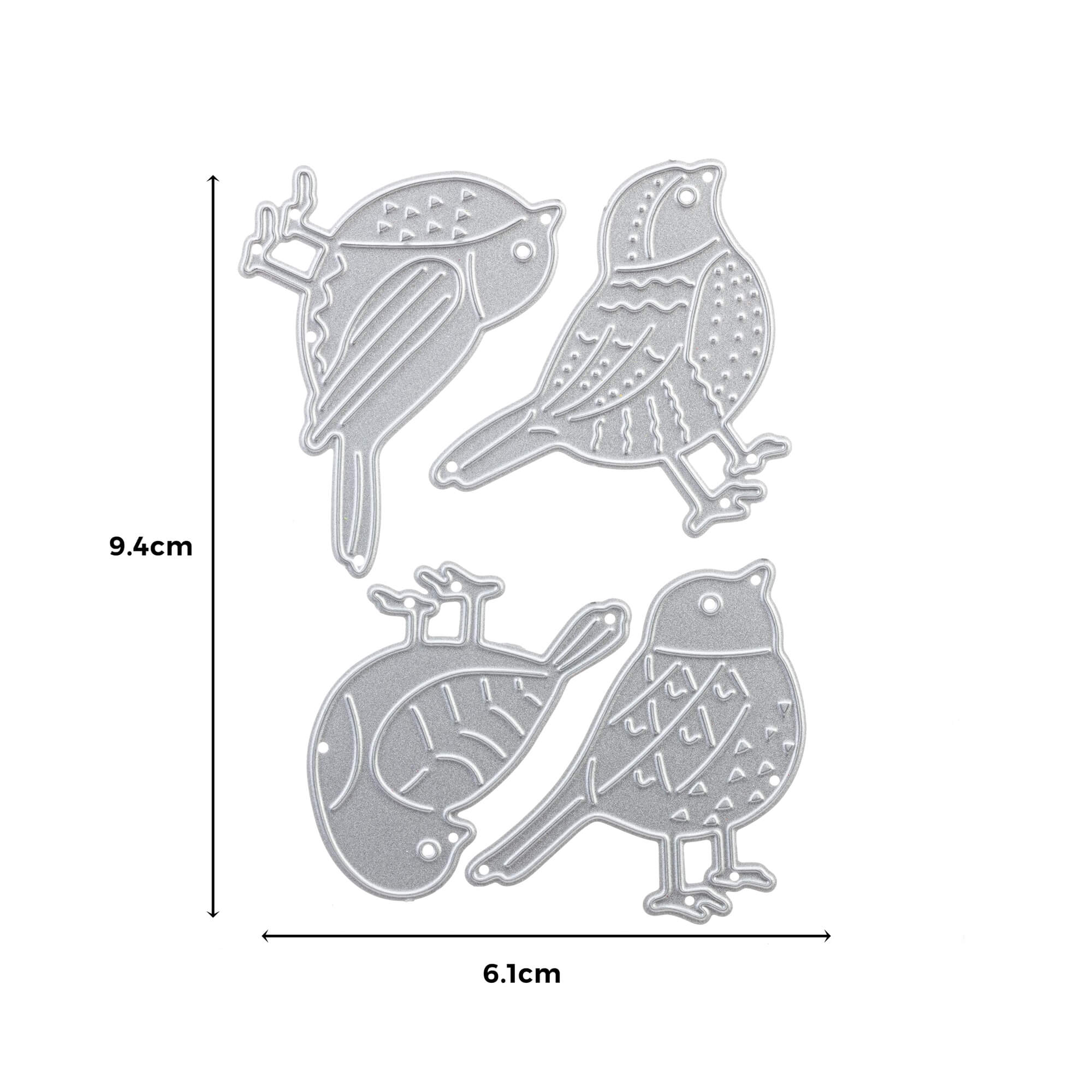 Die "Stanzschablone Vier verschiedene Vögel" von Stanzenshop.de ist ein silbernes Metallstanze-Set mit vier Vogelformen, ideal für Scrapbooking. Jede Stanzform misst 9,4 cm x 6,1 cm und ist auf einem weißen Hintergrund abgebildet.