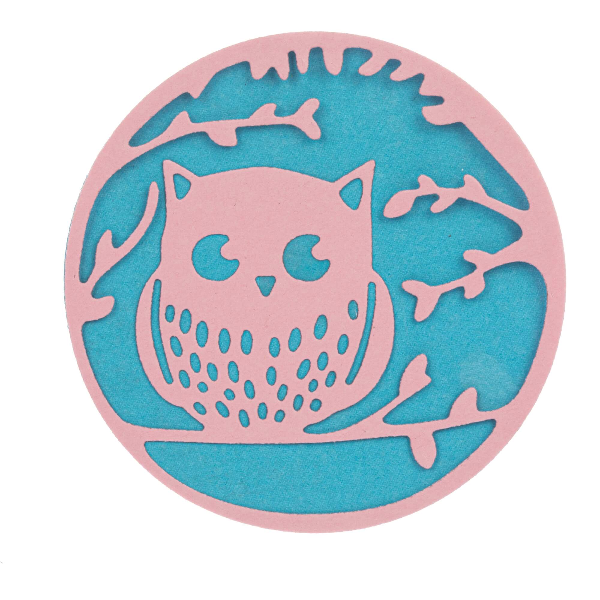 Die Stanzenschablone Eule auf einem Ast von Stanzenshop.de bietet ein rundes Design mit einer rosa Eule auf einem Ast, blauem Hintergrund und aufwendig ausgeschnittenen Blättern und Ästen für kreative Bastelprojekte.