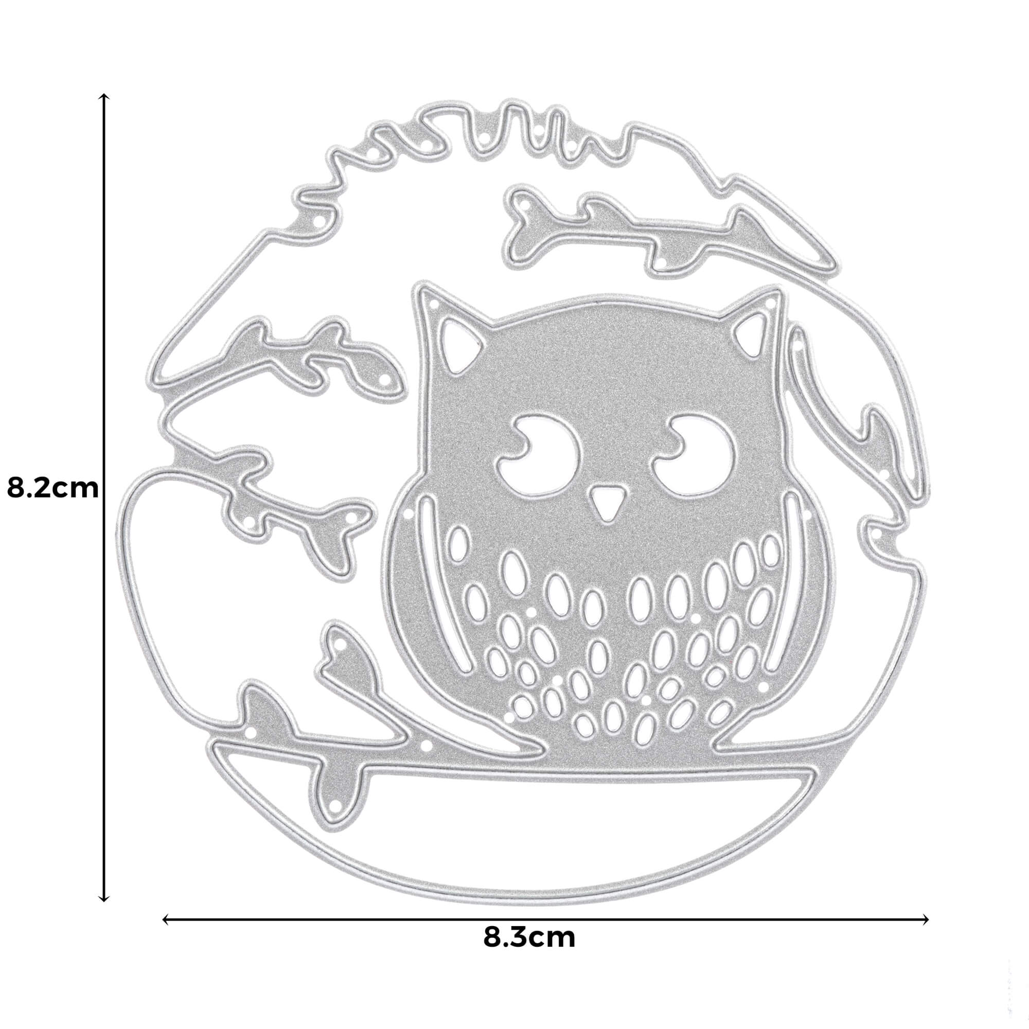 Die Stanzschablone Eule auf einem Ast von Stanzenshop.de ist ein silberner Metallstempel mit Blattdetails, ideal für Bastelprojekte. Größe: 8,2 x 8,3 cm.