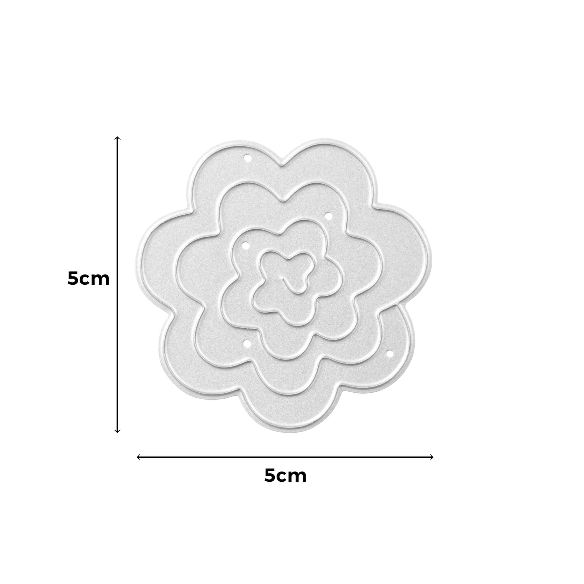 Die Stanzschablone Rosenblüte von Stanzenshop.de ist eine Metallstanze in Form einer Blüte mit geschichteten Blütenblättern, die sich perfekt für Scrapbooking eignet. Sie misst 5 cm x 5 cm und ist mit Maßlinien und Etiketten versehen.