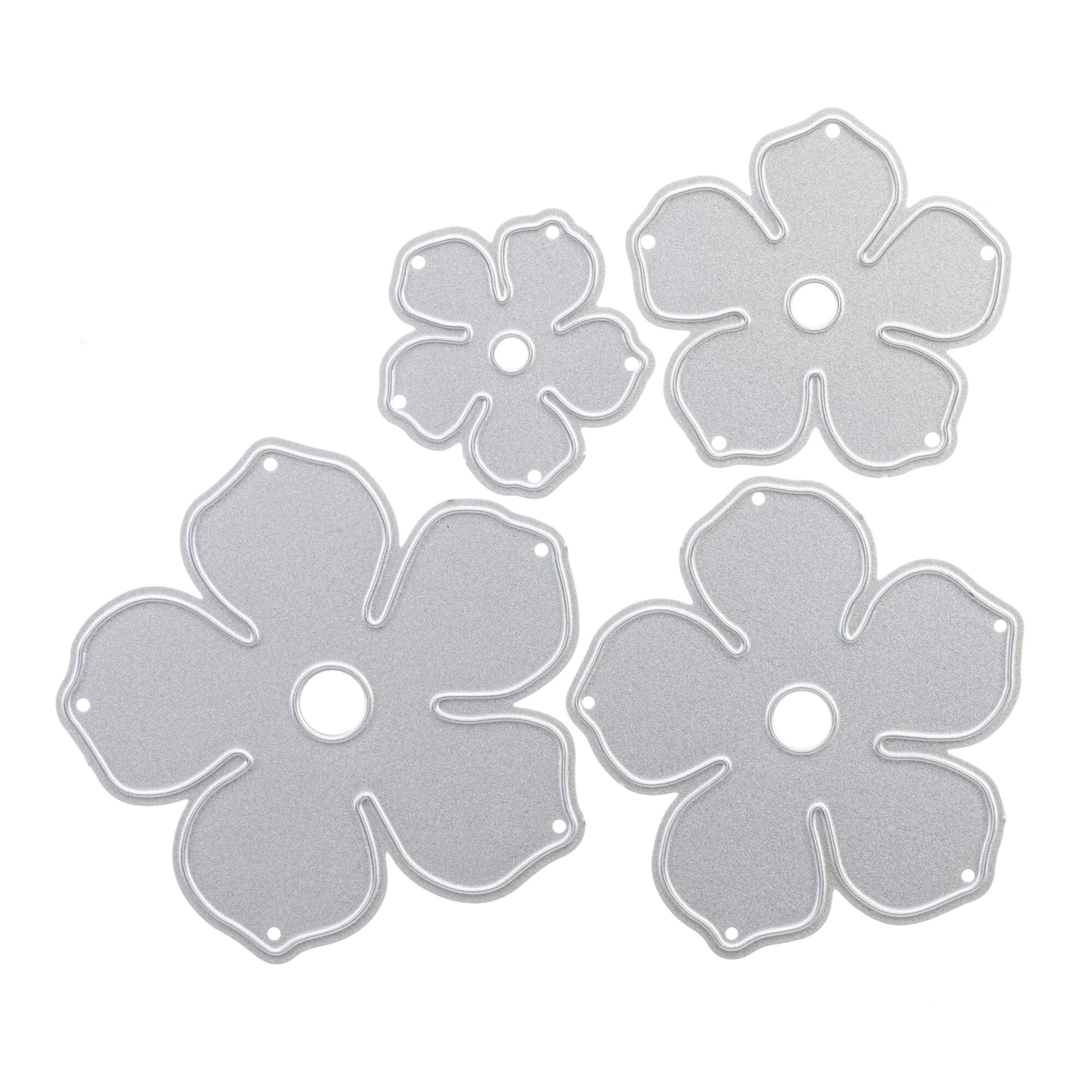 Vier silberne Metallstempel in Blütenform von Stanzenshop.de, genannt "Stanzschablone: Blume aus mehreren Einzelteilen", in verschiedenen Größen mit fünf Blütenblättern und Mittelloch - ideal für Scrapbooking oder kreative Projekte als Stanzschablone Blumen.