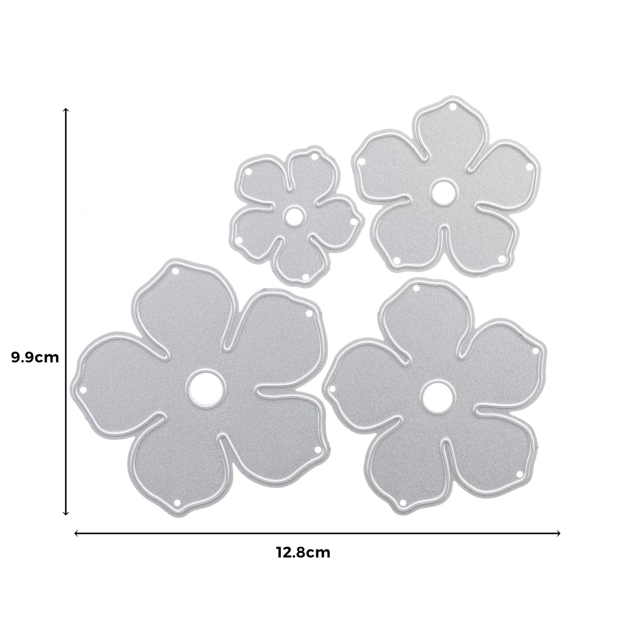 Die Stanzschablone: Blume aus mehreren Einzelteilen von Stanzenshop.de besteht aus vier silbernen Stanzformen in zwei Größen mit jeweils fünf Blütenblättern und einem Mittelloch. Ideal für Scrapbooking oder Bastel Stanzen; abgebildete Größe: 9,9 x 12,8 cm.