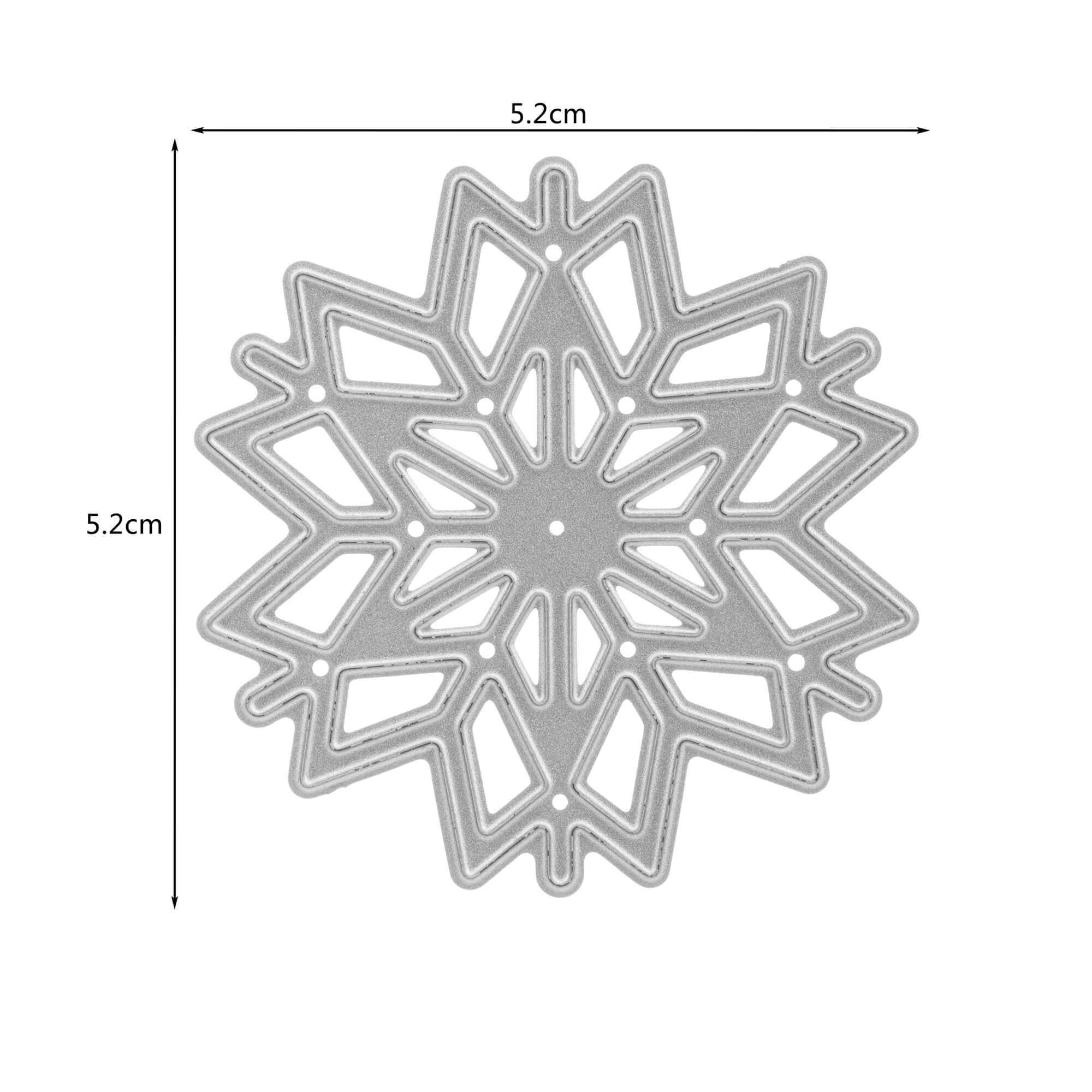 Die "Stanzschablone: Schneekristall" von Stanzenshop.de ist eine silberne, schneeflockenförmige Stanze mit geometrischen Ausschnitten, ideal für winterliche Bastelarbeiten. Größe: 5,2 cm x 5,2 cm; schwarze Pfeile zeigen die Maße an. Perfekt für die Verwendung als Weihnachtsstanze.