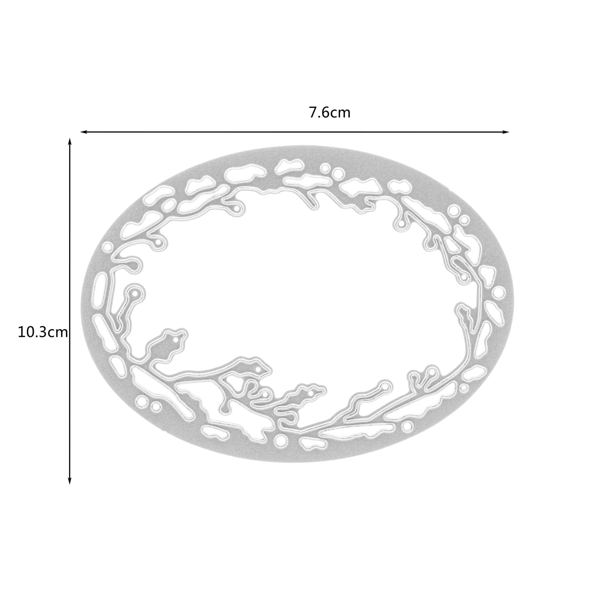 Die Stanzschablone "Kreis mit Ranken" von Stanzenshop.de ist eine silberne Metallschablone mit einem aufwendigen Ausschnittmuster, ideal zum Basteln oder Scrapbooking. Sie ist 7,6 x 10,3 cm groß und auf weißem Hintergrund abgebildet.