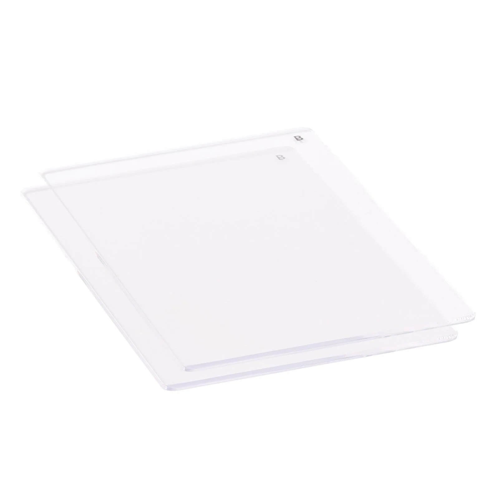 Zwei klare Acrylplatten, die Vaessen Creative - Cut Easy Grundplatte (B) 2St. von Vaessen Creative, sind leicht schräg auf einem weißen Hintergrund gestapelt - perfekt für Ihre A5 Stanz- und Prägemaschine.