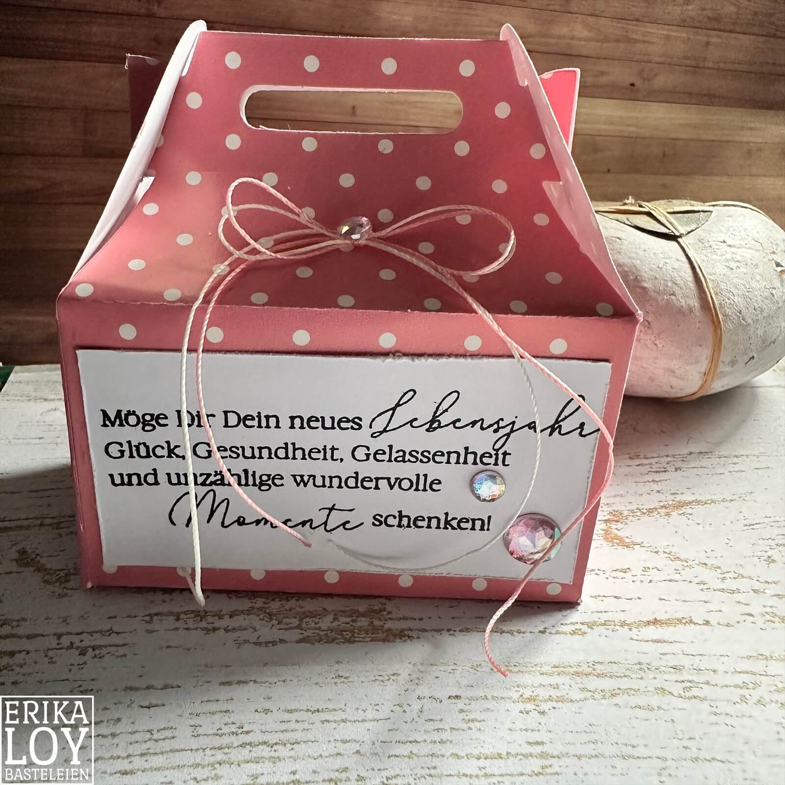 Die Stanzschablone Große Schachtel von Stanzenshop.de kreiert rosafarbene, gepunktete Geschenkschachteln mit Schleifen-, Perlen- und Edelstein-Akzenten sowie einem deutschen Geburtstagswunsch - die perfekte Bastel-Inspiration oder charmante Gastgeschenke für Feiern.