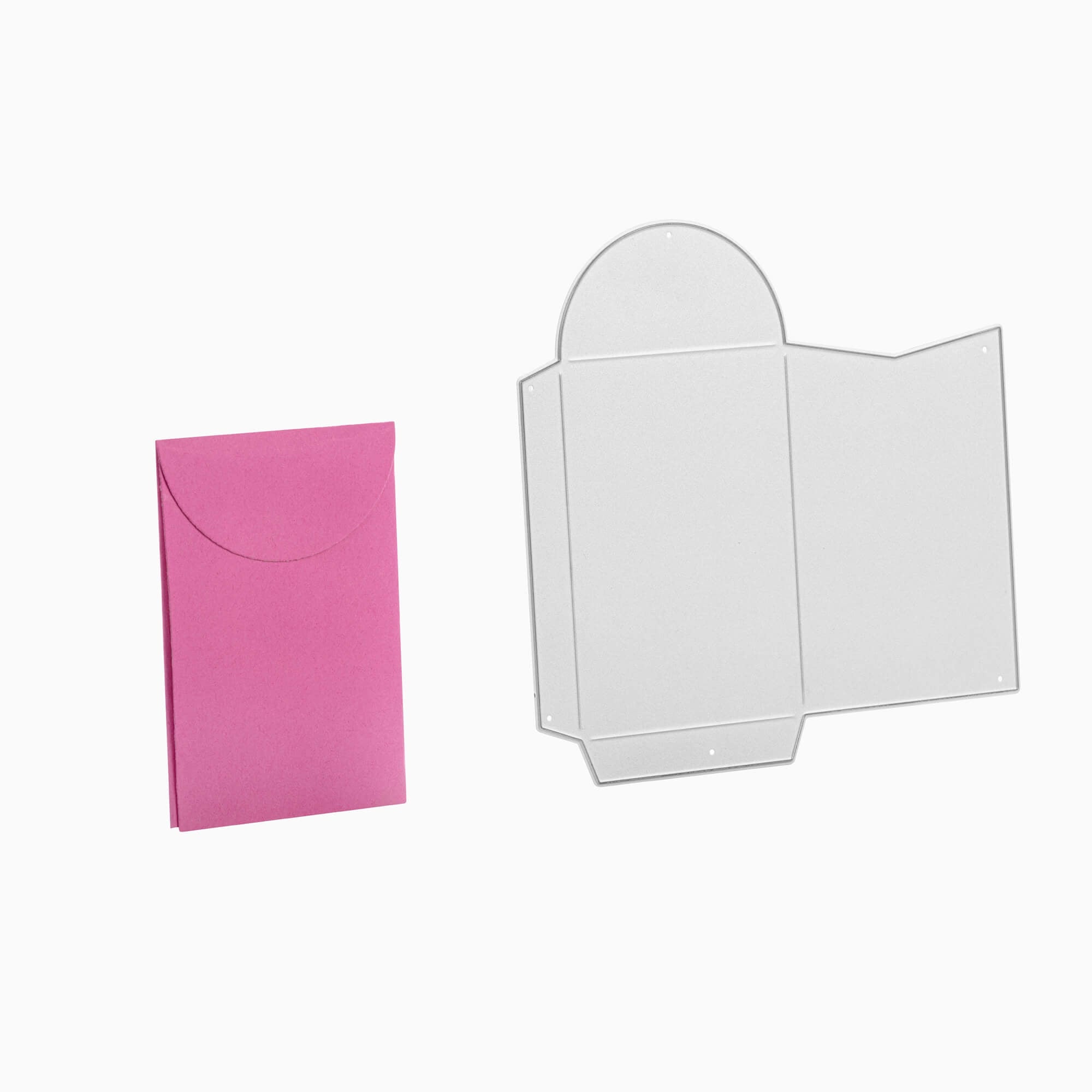 Ein rosafarbener gefalteter Umschlag sitzt neben einer flachen weißen Schablone mit Falzlinien und Laschen - ideal für Stanzen Basteln. Die Stanzschablone Umschlag von Stanzenshop.de ist mit den meisten Stanzmaschine Umschlag Stanzmaschinen kompatibel.