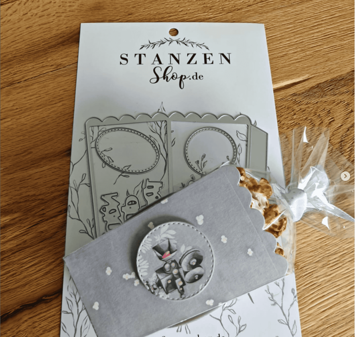 Die Stanzenshop.de Stanzschablone Popcornschachtel ist ideal zum Basteln von Schachteln, hier mit einer fertigen Leckertüte mit rundem Tiermotiv - perfekt als Gastgeschenke Hochzeit.