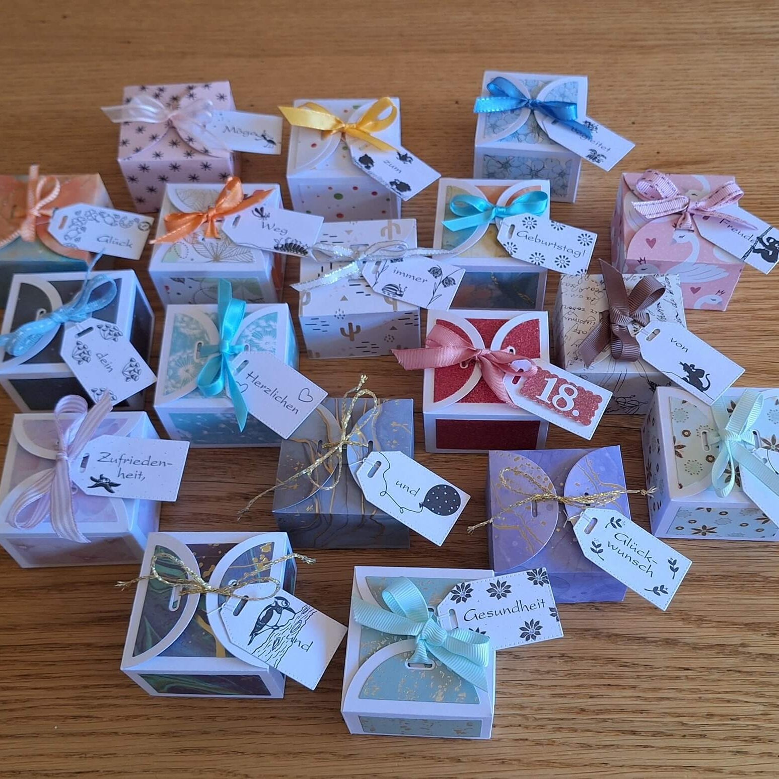 Entdecke mit der Stanzschablone Quadratische Schachtel mit Verzierungen von Stanzenshop.de kreativ gestaltete Boxen mit bunten Bändern und Tags - perfekte Inspiration für alle Bastelfans!.