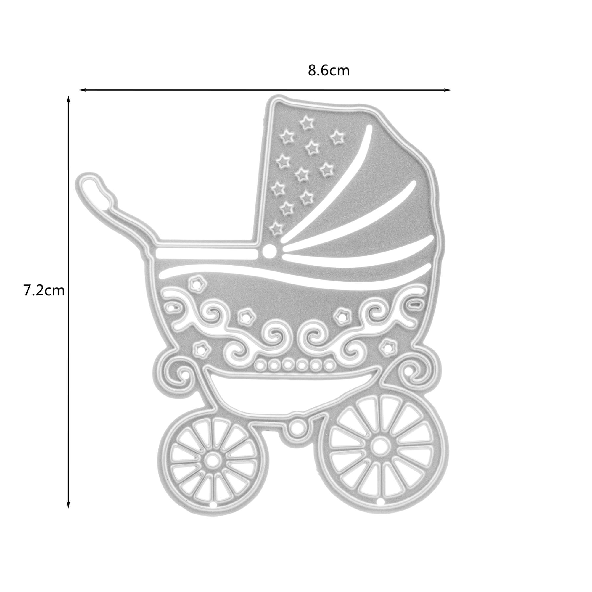 Die Stanzschablone: Kinderwagen von Stanzenshop.de ist eine silberne Stanzform in Form eines Kinderwagens mit dekorativen Mustern, ideal für Scrapbooking; sie ist 8,6 cm breit und 7,2 cm hoch.