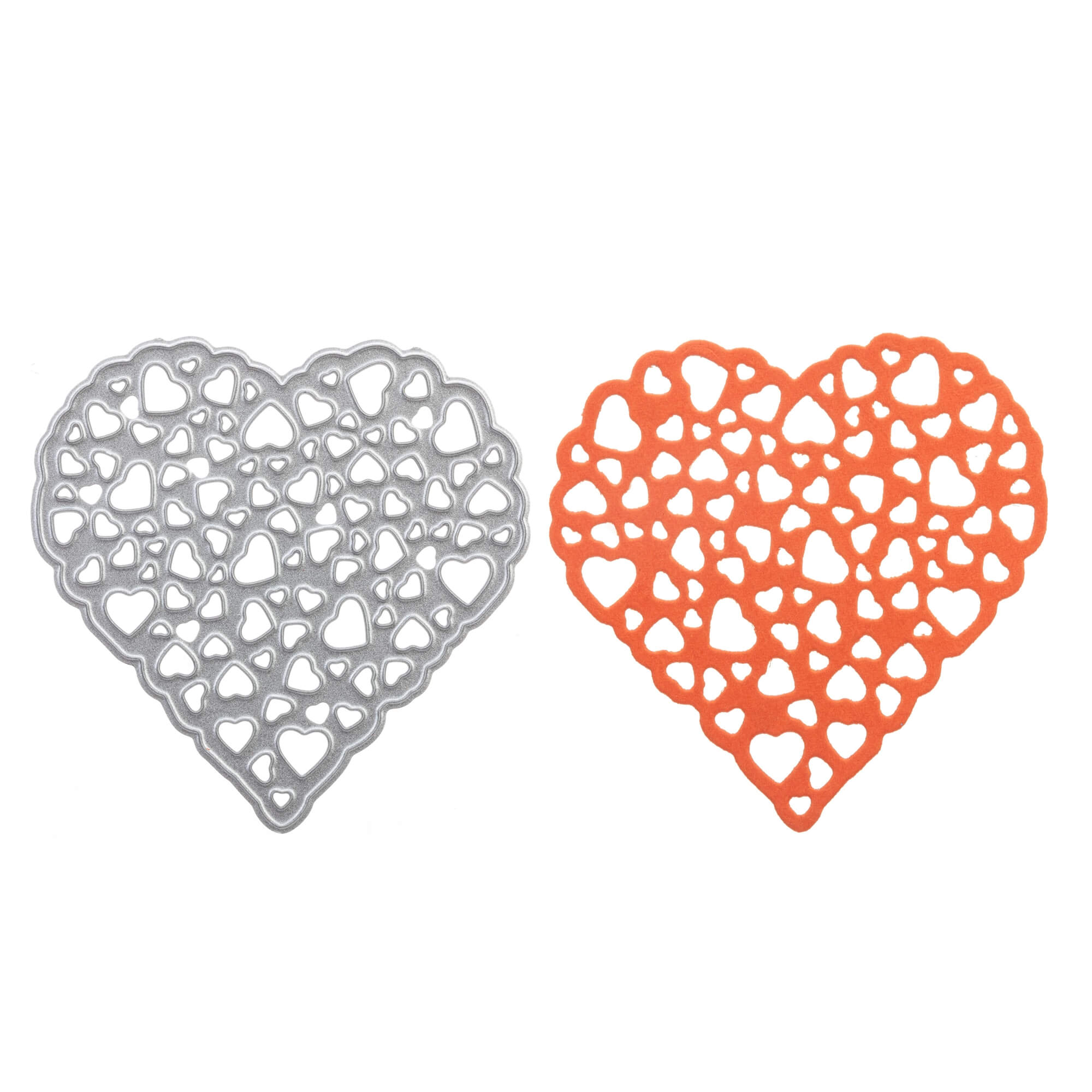 Die Stanzenschablone Großes Herz mit kleinen inneren Herzen von Stanzenshop.de aus Silbermetall und ein orangefarbenes Papierherz mit kleinen Aussparungen, ideal zum Scrapbooking oder Basteln, liegen nebeneinander auf weißem Hintergrund.