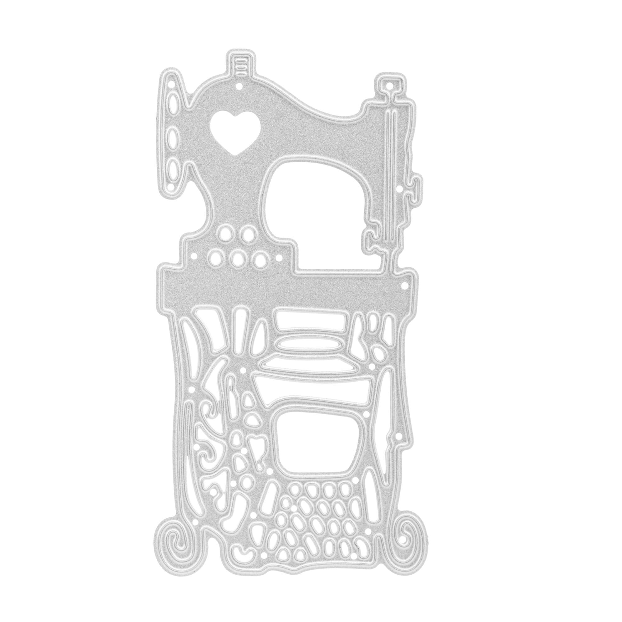 Die Stanzschablone Nähmaschine auf einem Tisch von Stanzenshop.de ist eine silber-metallic Stanze mit detaillierter Vintage-Nähmaschine und Herzausschnitt - ideal für Basteln und kreative Projekte.