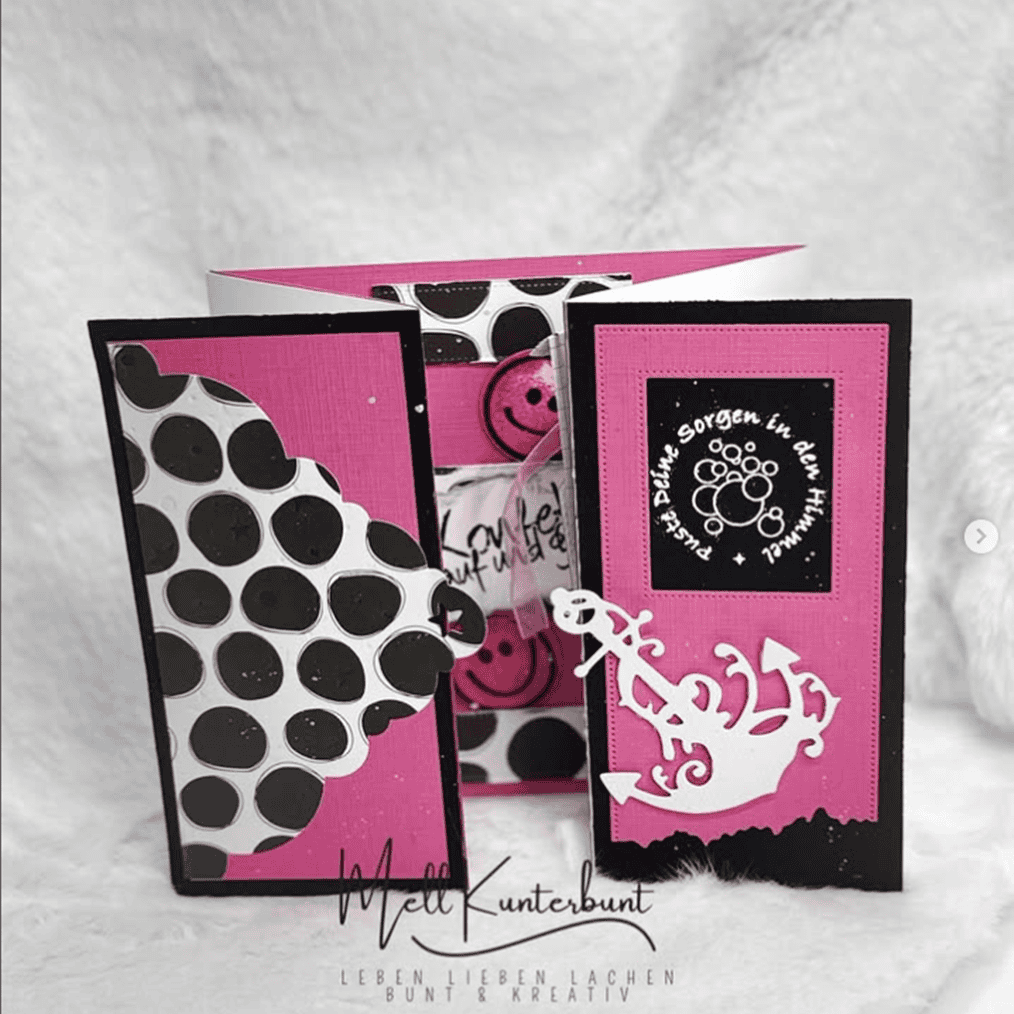 Stanzschablone Anker mit Verschnörkelung von Stanzenshop.de: eine handgefertigte rosa-schwarz-weiße Grußkarte mit Tupfen, Ankermotiv, Smiley und deutschem Text - ein ideales Bastelergebnis für Scrapbooking. Aufrecht auf neutralem Hintergrund.