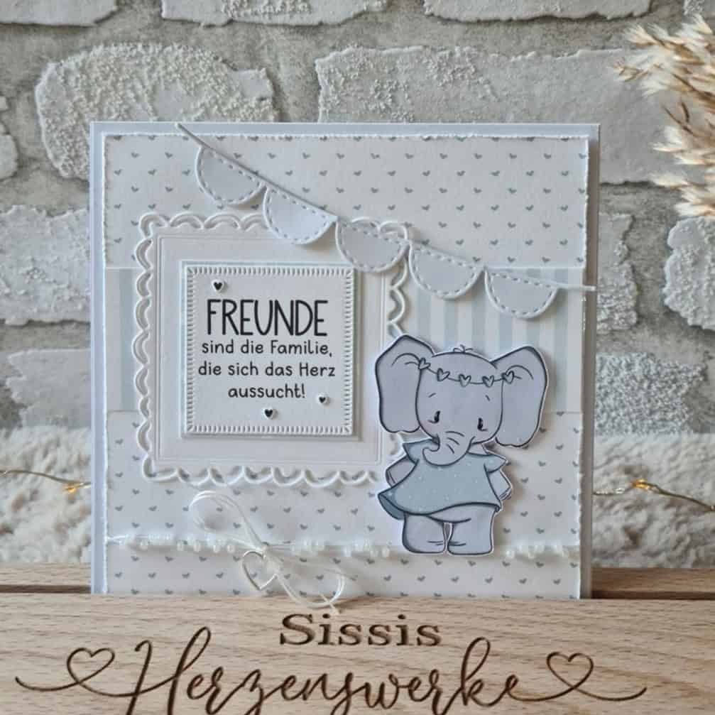 Stanzschablone Vier verschiedene Wimpelketten von Stanzenshop.de - ideal für Basteln oder Scrapbooking, mit vielseitigen Banner-Designs, präsentiert vor Steinwand-Hintergrund.