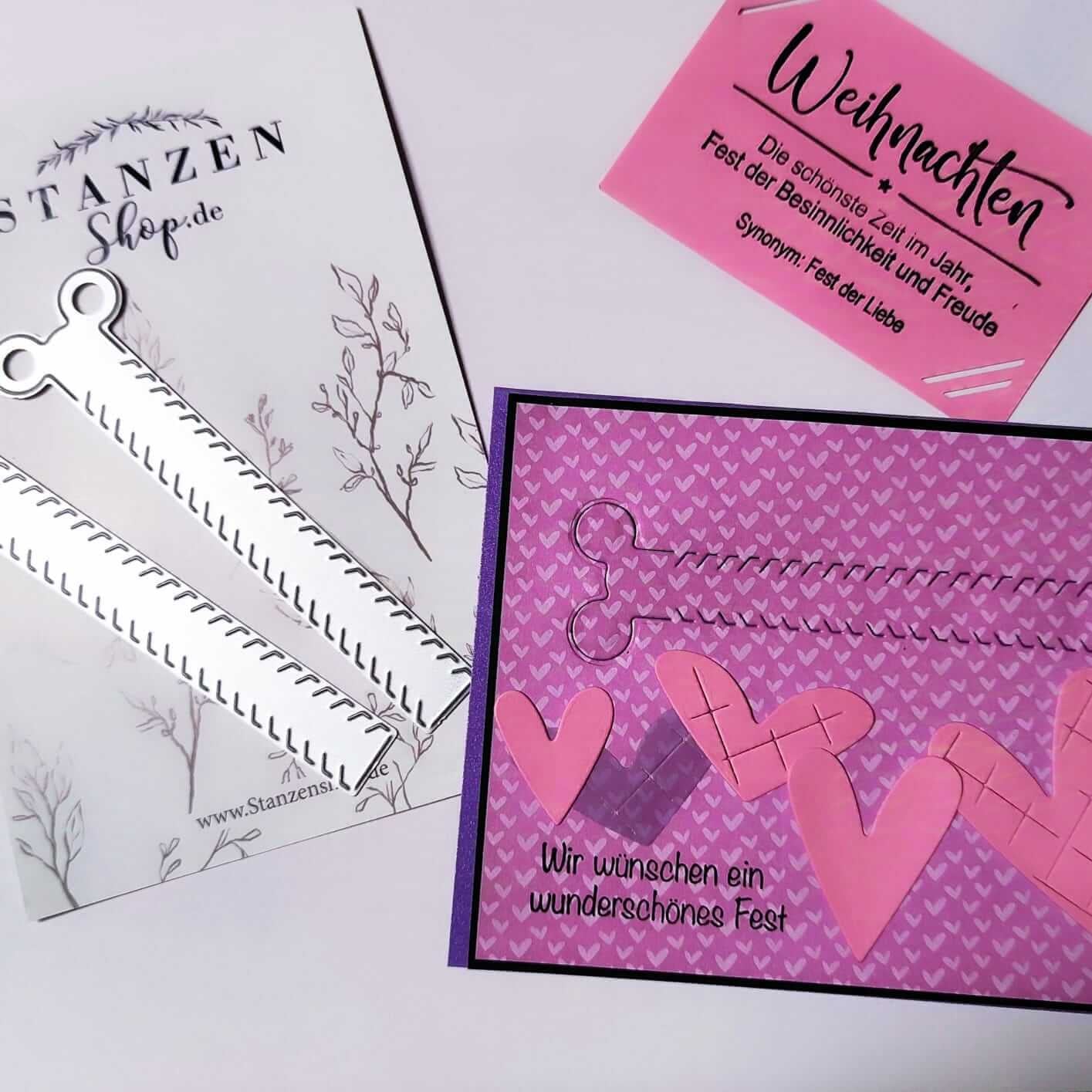 Das Set Stanzschablone Zwei Reißverschlüsse für Gutscheine von Stanzenshop.de enthält zwei Stanzformen, eine rosafarbene Karte mit Herzen und deutschem Text, eine rosafarbene Weihnachtsgrußkarte und einen botanischen Hintergrund - ideal für Bastel-Fans.