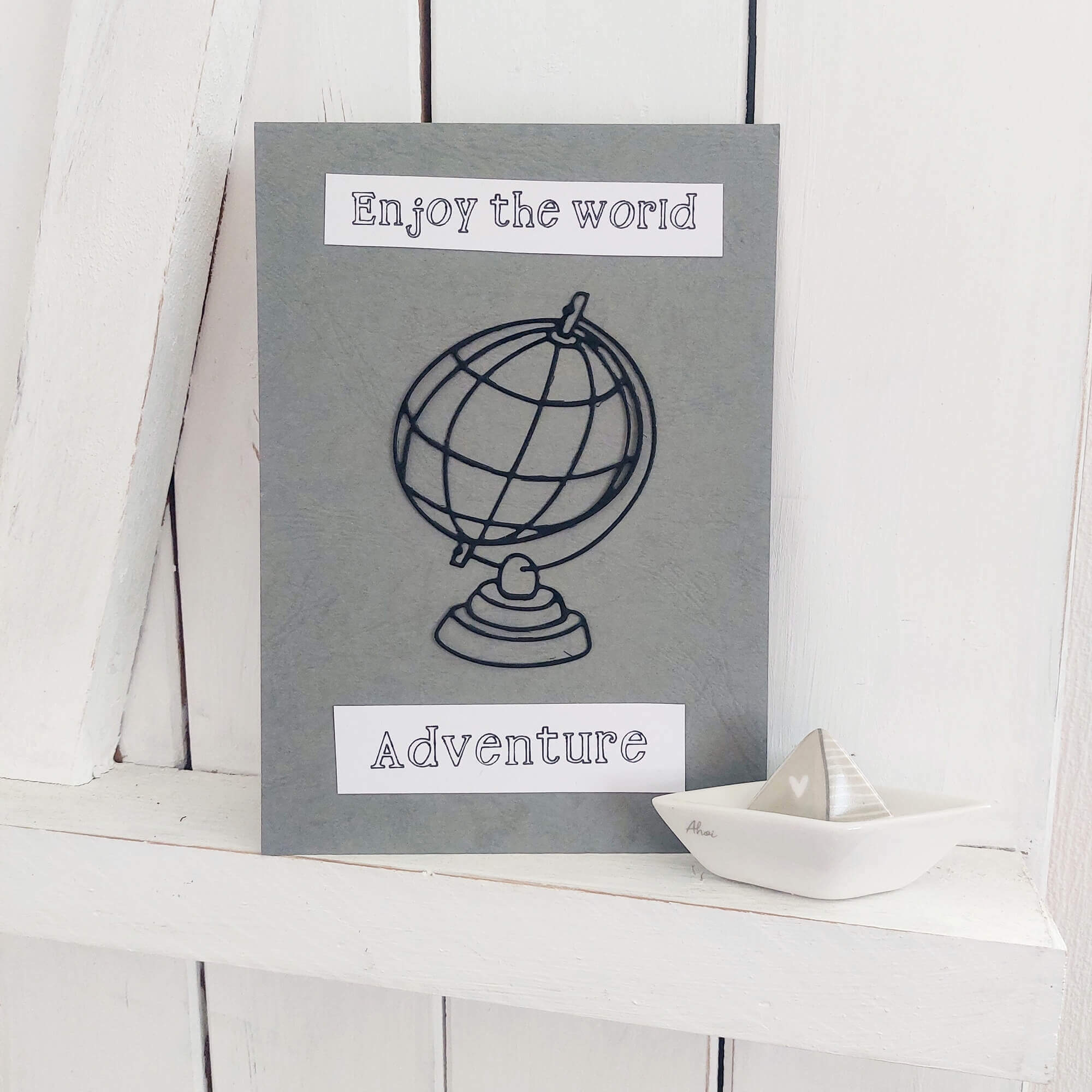 Die Stanzschablone: Großer Globus von Stanzenshop.de besteht aus einer Weltkugel mit "Enjoy the world" und "Adventure" sowie einem Keramikboot im Origami-Stil - ideal für Scrapbooking oder um Ihr kreatives Bastelergebnis aufzupeppen.