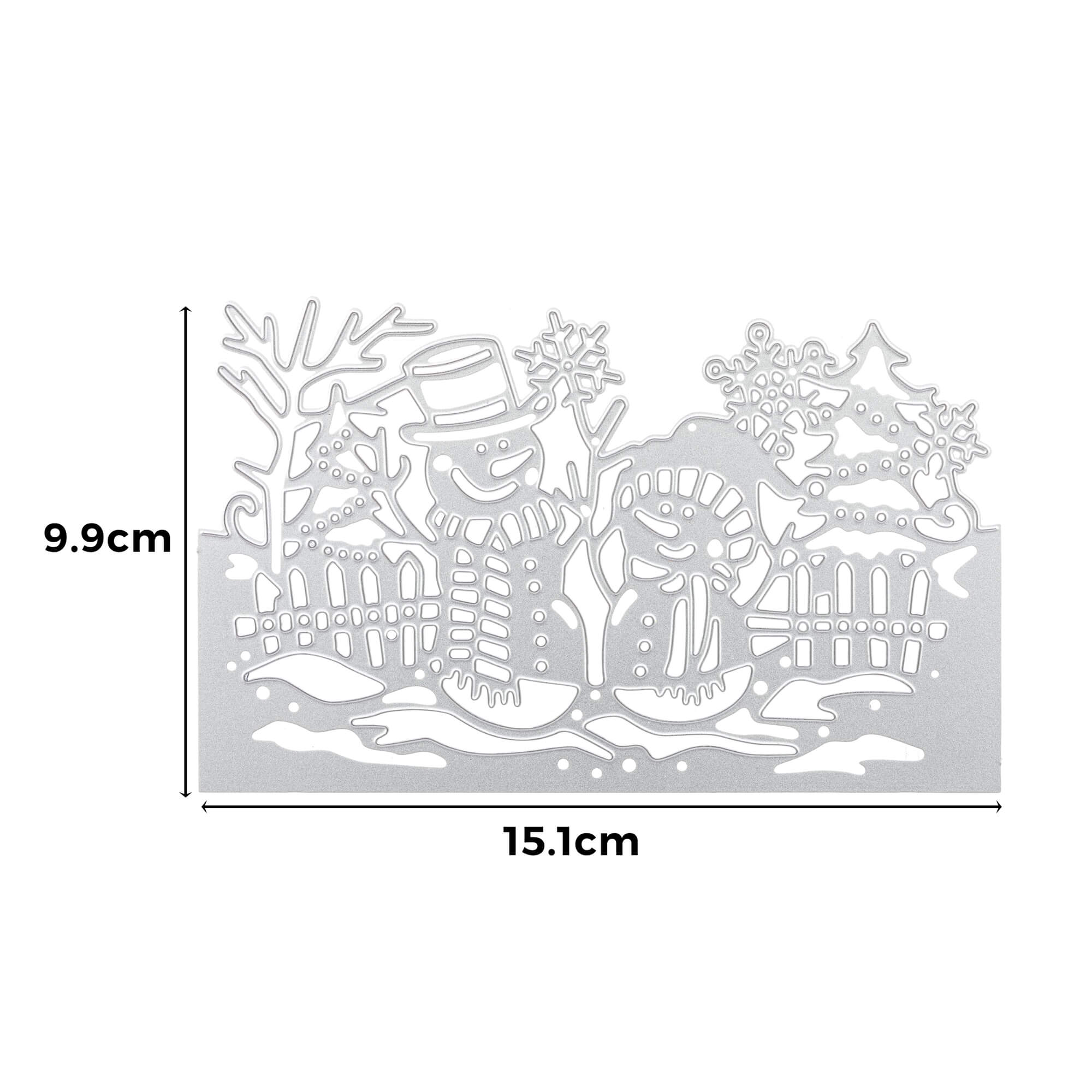 Die Stanzenshop.de Stanzschablone: Schneemannfreunde ist eine silberne Schneemann-Dekostanzschablone mit Bäumen und Zaun, perfekt für Bastelprojekte. Größe: 9,9 cm x 15,1 cm, abgebildet auf einem weißen Hintergrund.