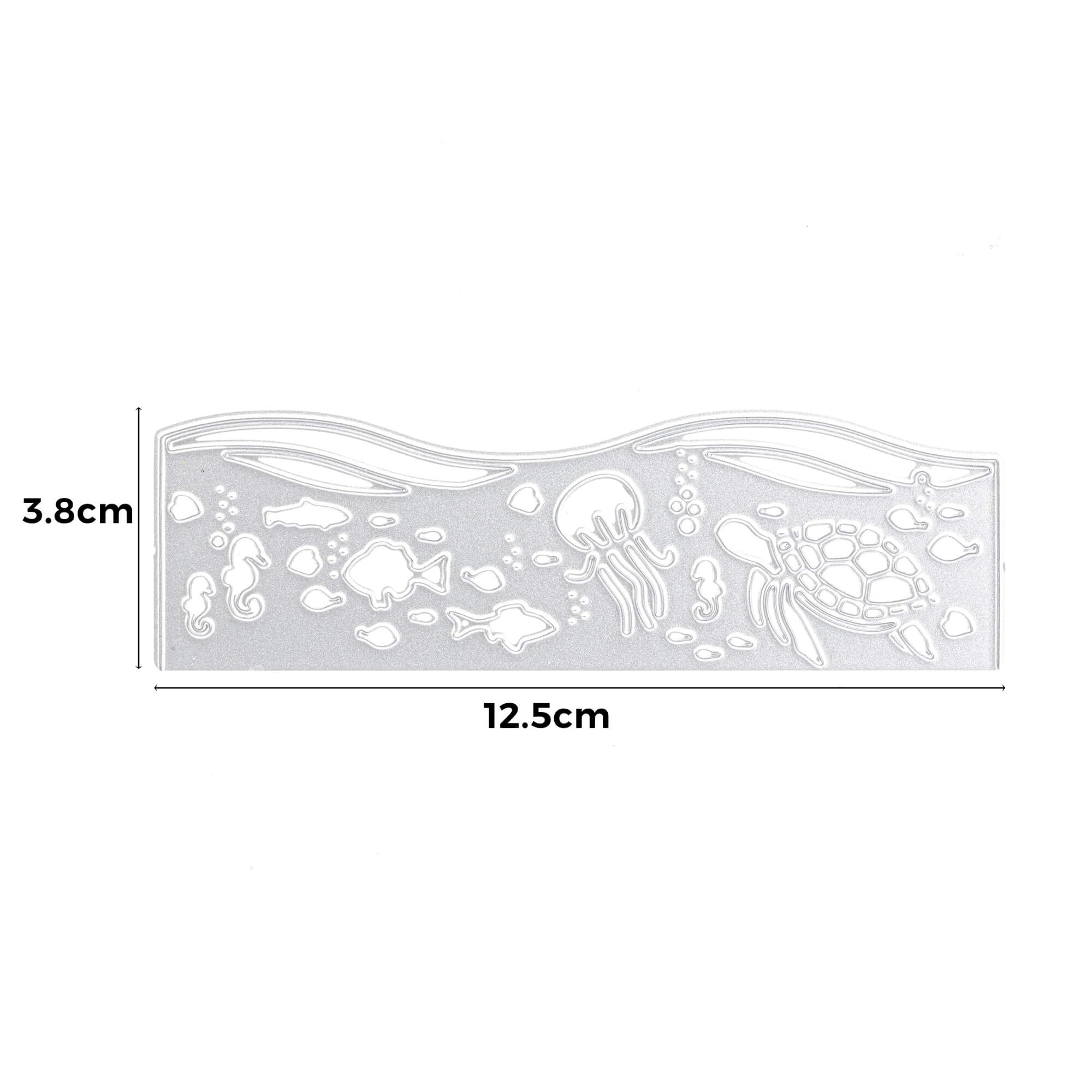 Die Stanzschablone: Meeresband von Stanzenshop.de ist eine rechteckige silberne Schablone (12,5 x 3,8 cm) mit Ausschnitten zum Thema Meer - Fische, Quallen, Krabben, Algen und Muscheln - perfekt für Bastelprojekte oder Scrapbooking.