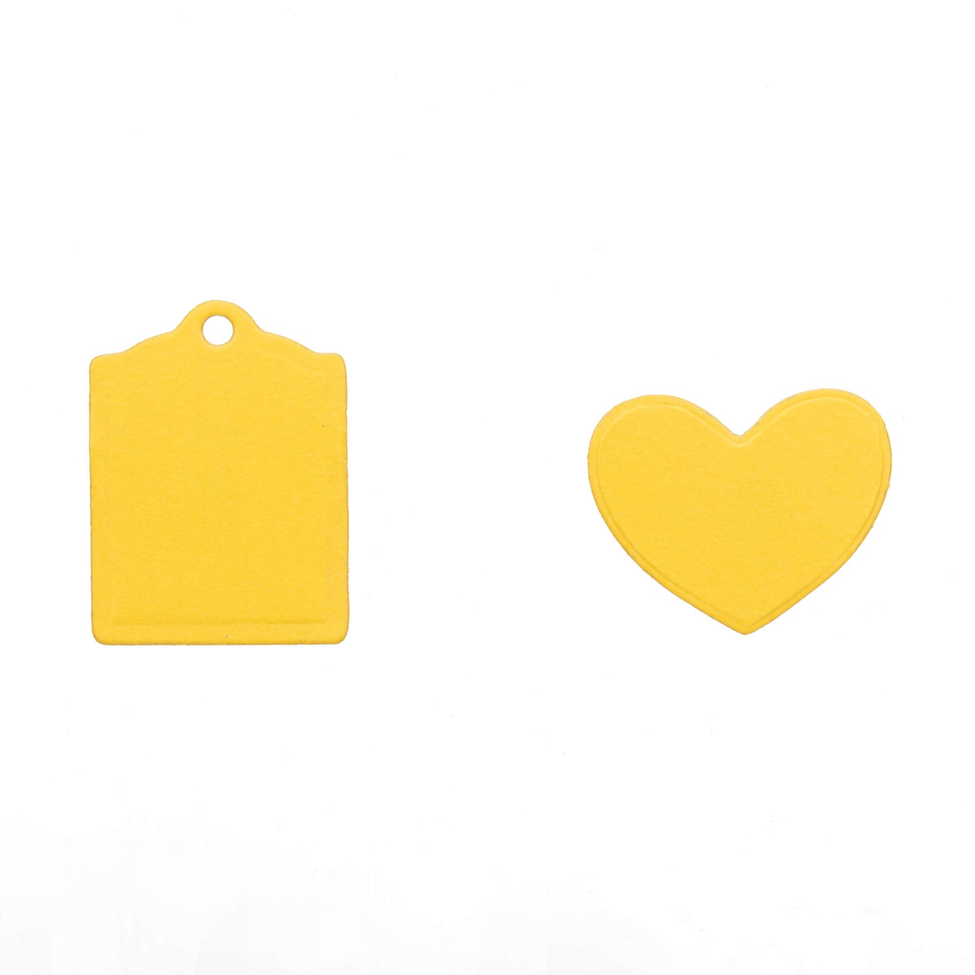 Eine gelbe, rechteckige Stanzschablone "Tassen" von Stanzenshop.de mit Herz-Ausschnitt dient als praktisches Bastelzubehör und liegt auf weißem Hintergrund.