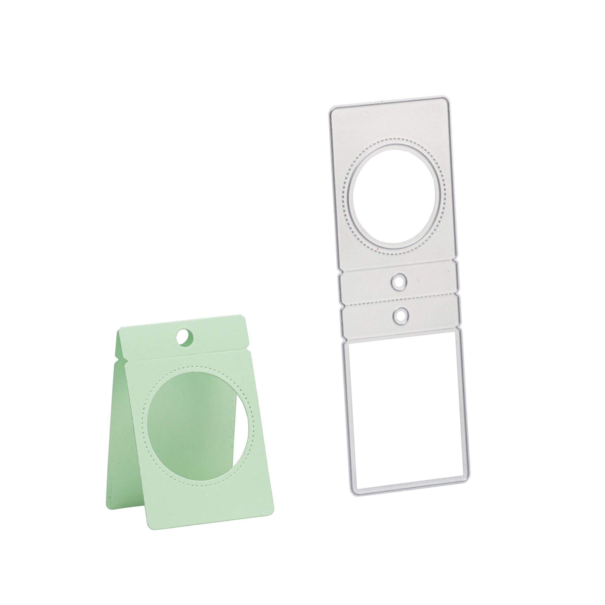 Ein grüner gefalteter Papierständer mit einem Kreisausschnitt sitzt neben der Stanzenshop.de Stanzschablone: Klappetikett, perfekt für Scrapbooking oder kreative Etiketten gestalten mit passenden Formen.