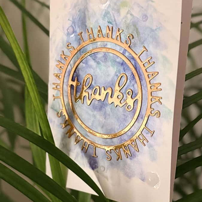 Die Stanzschablone: Thanks im runden Rahmen von Stanzenshop.de ist ideal für Scrapbooking oder das Basteln von Dankeskarten - mit "Thanks" im runden Rahmen für kreative Projekte.