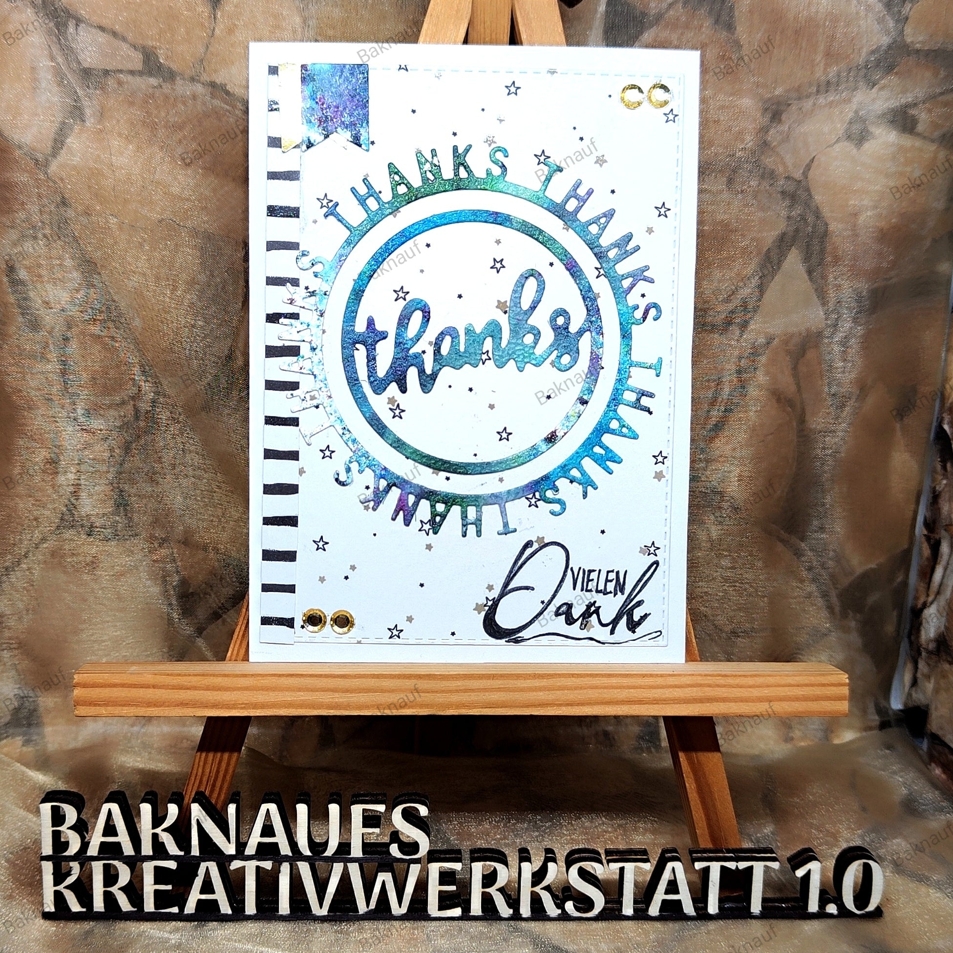 Die handgefertigte Karte verwendet die Stanzenshop.de Stanzschablone: Danke im runden Rahmen, mit "Danke" in einem blauen Kreis mit Akzenten und "Vielen Dank", auf einer Holzstaffelei - ideal für Dankeskarten basteln oder Scrapbooking.