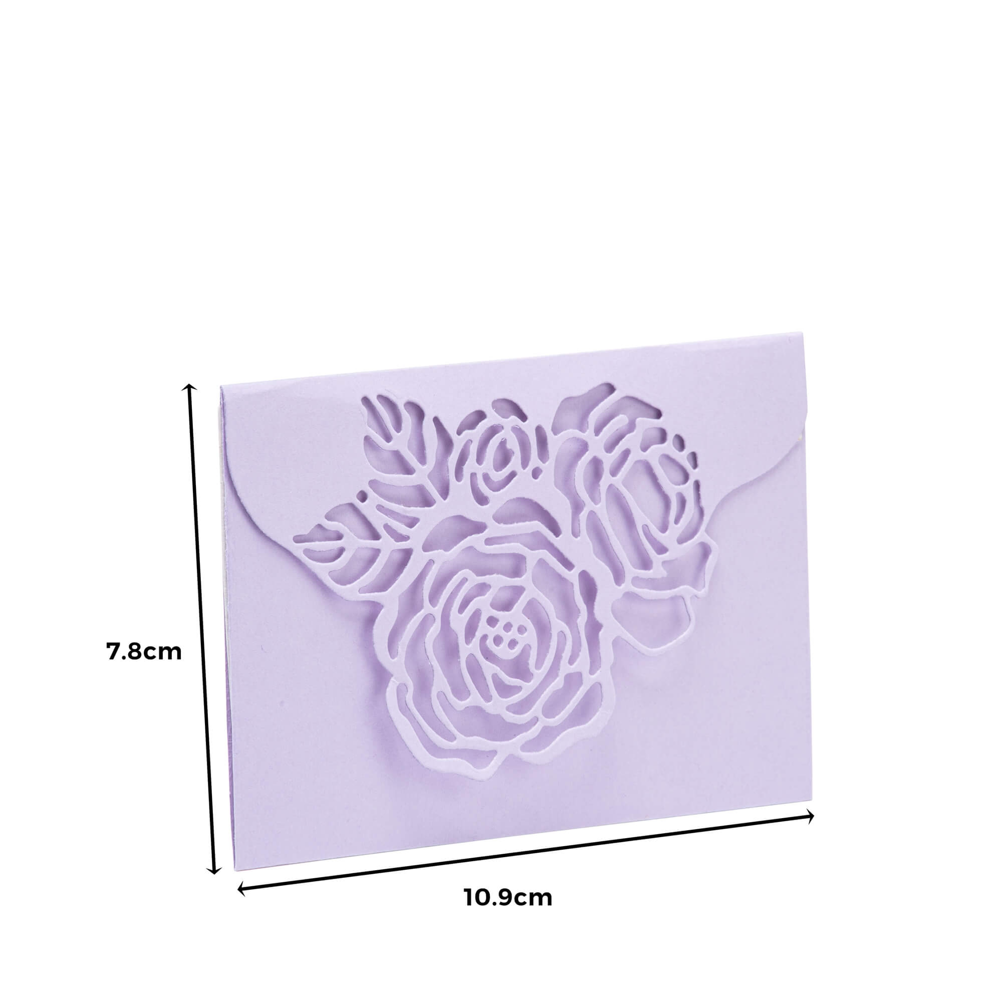 Der Umschlag "Stanzschablone: Umschlag mit Rosen" von Stanzenshop.de besticht durch zartes Lavendel, florales Cutout-Design und Maße von 7,8 x 10,9 cm - perfekt als romantische Geschenkverpackung.