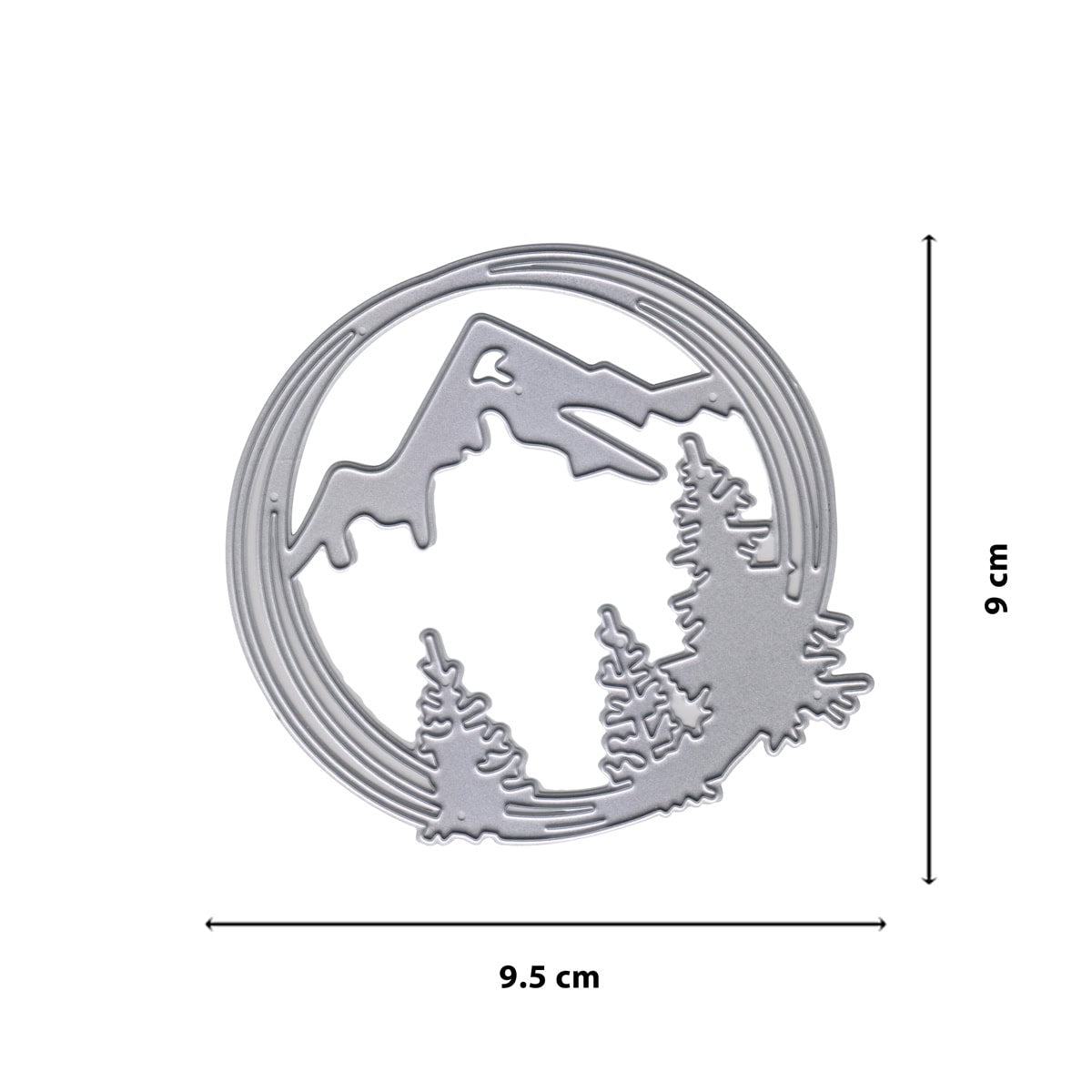 Die Stanzschablone Bergpanorama im Kreis von Stanzenshop.de ist eine silberne Metallstanze in einer 9,5 x 9 cm großen Kreisform mit Bergen und Bäumen - ideal zum Basteln und für Bastelprojekte.