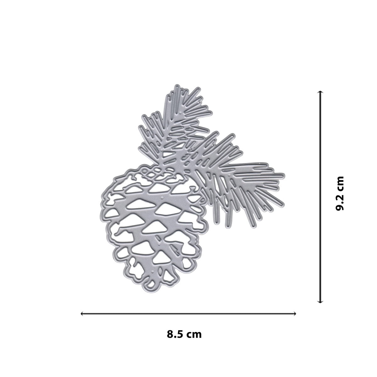 Die Stanzschablone Tannenzapfen mit Zweigen (8,5x9,2 cm) von Stanzenshop.de ist eine silberne Stanzform, ideal für Winter Deko oder Karten basteln, abgebildet auf einem weißen Hintergrund.