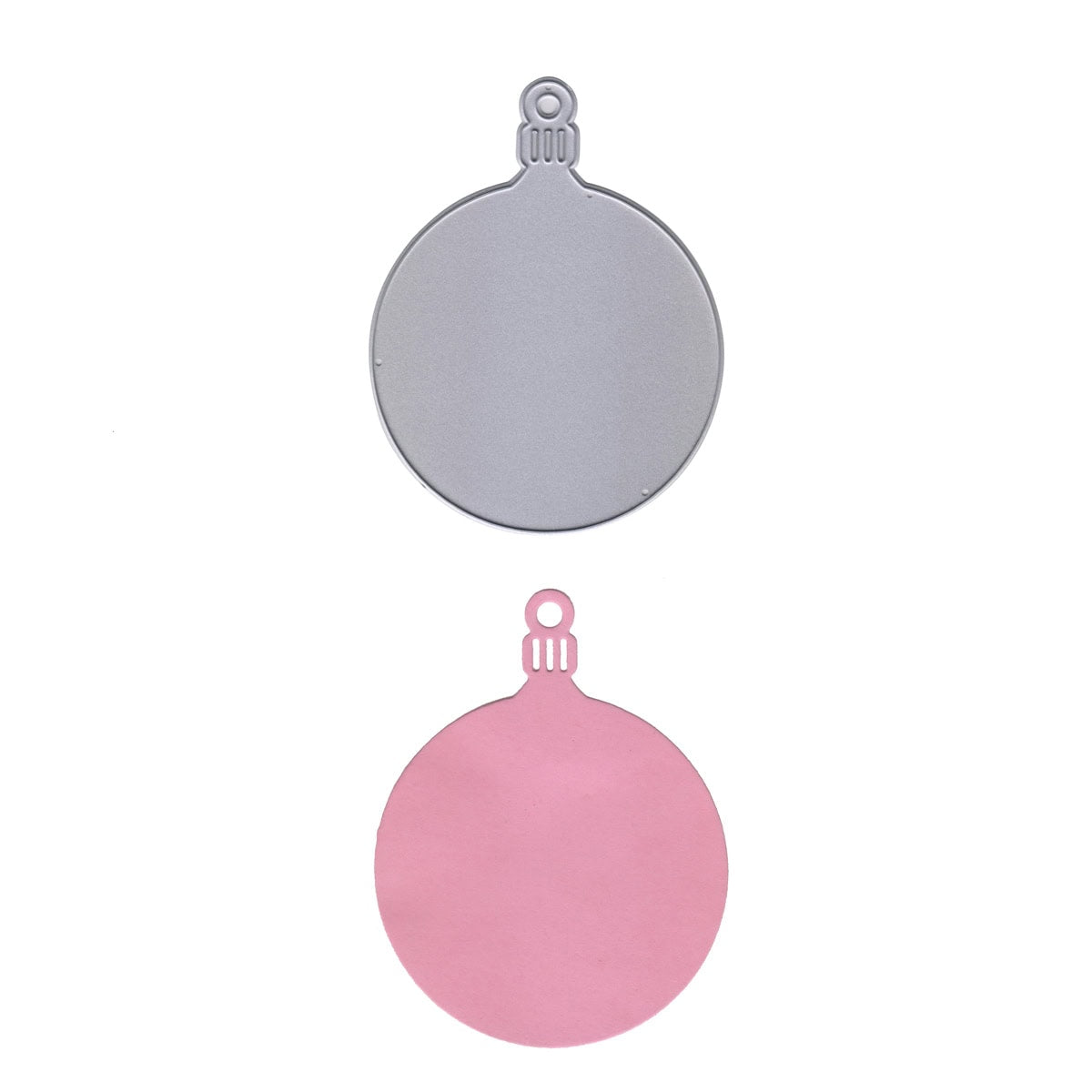 Zwei flache ornamentale Ausstechformen, kreiert mit der Stanzschablone Weihnachtskugel mit Aufhänger von Stanzenshop.de, in grau und rosa mit kleinen Aufhängungen, ergeben charmante Geschenkanhänger oder einzigartigen Weihnachtsbaumschmuck. Abgebildet auf weißem Hintergrund.