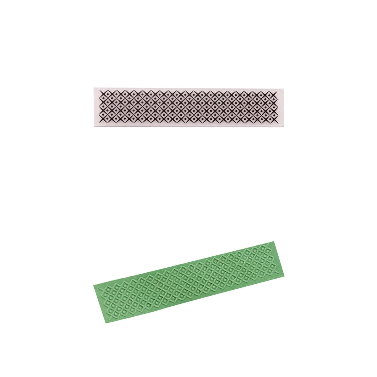 Eine braune rechteckige Karte und ein grüner rechteckiger Anhänger, beide geprägt mit Diamant-Musterbordüre von Stanzenshop.de, sind auf weißem Hintergrund abgebildet, der grüne Anhänger schräg unter der braunen Karte.