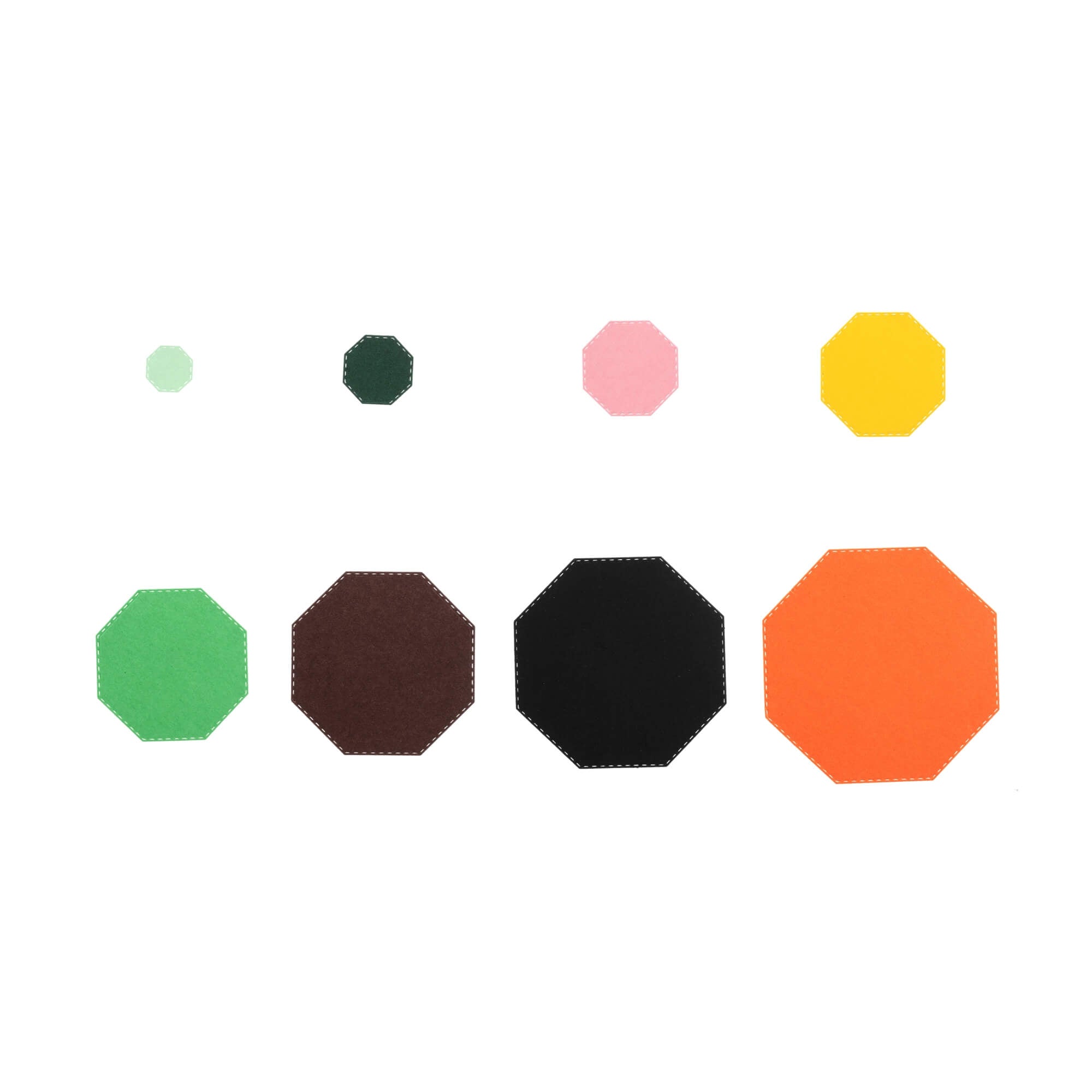 Acht bunte Achtecke in verschiedenen Größen, angeordnet in zwei Reihen auf weiß-ideal zum Basteln oder zur Verwendung mit der Stanzenshop.de Stanzschablone Achteckige Rahmen in acht verschiedenen Größen, kompatibel mit den meisten Stanzmaschinen.