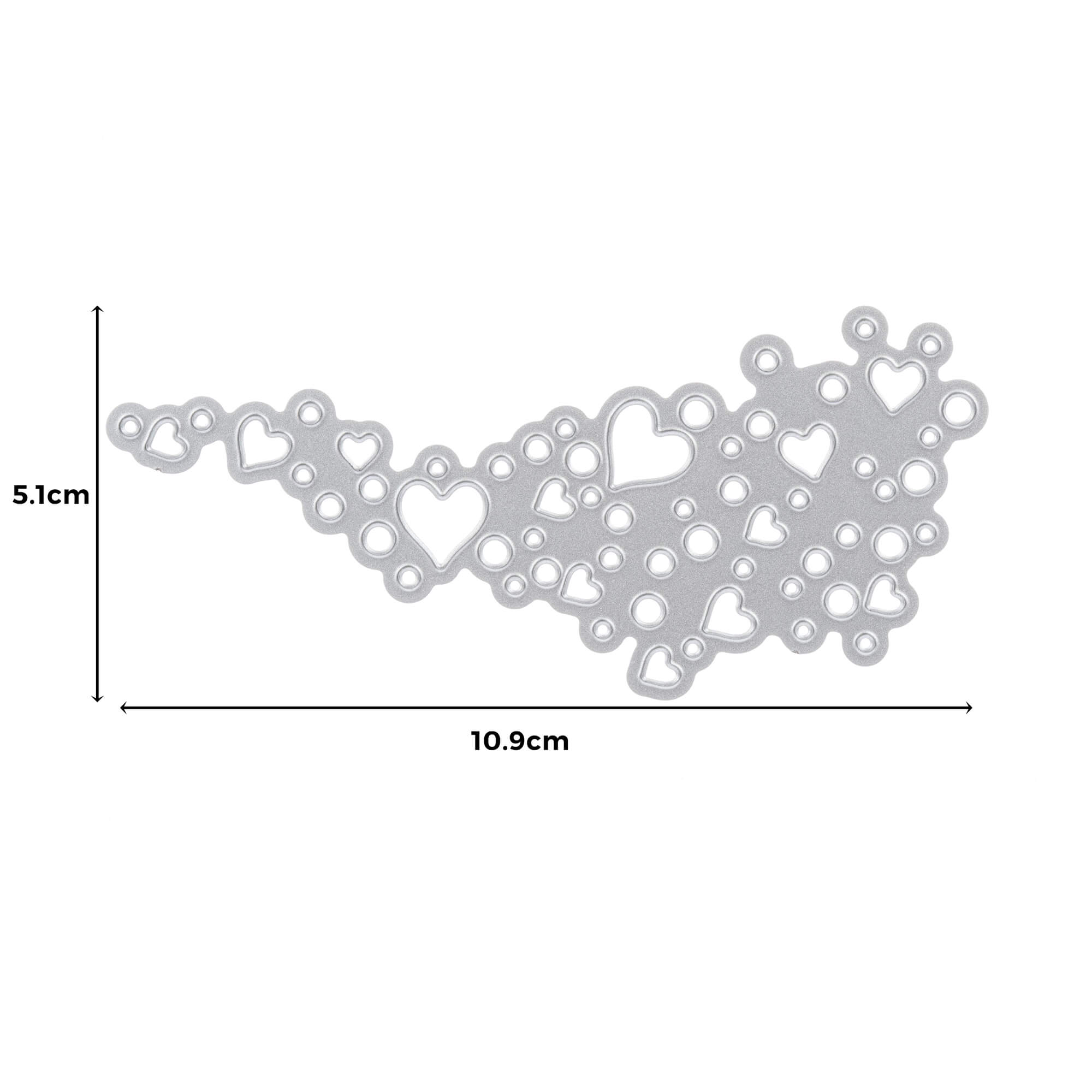 Die Stanzschablone Welle aus Herzen von Stanzenshop.de ist eine silberne Metallstanze mit einer Ansammlung von Herzen und Kreisen, ideal für Scrapbooking oder Basteln. Sie misst 10,9 cm in der Breite und 5,1 cm in der Höhe, die Maße sind beschriftet.