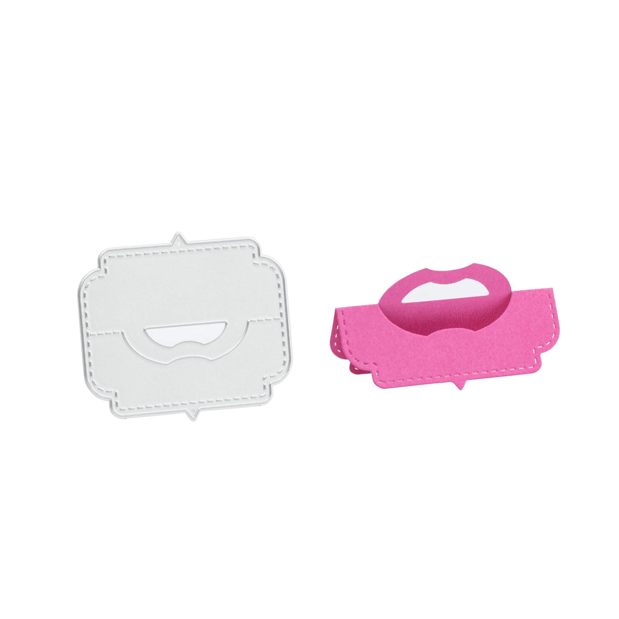 Zwei dekorative Papierausschnitte aus der "Stanzschablone Verschluss für Tüten" von Stanzenshop.de, in weiß und rosa mit nähähnlichen Rändern und Henkelausschnitt, ideal als Taschenverschluss oder zum Basteln, nebeneinander auf weißem Hintergrund.