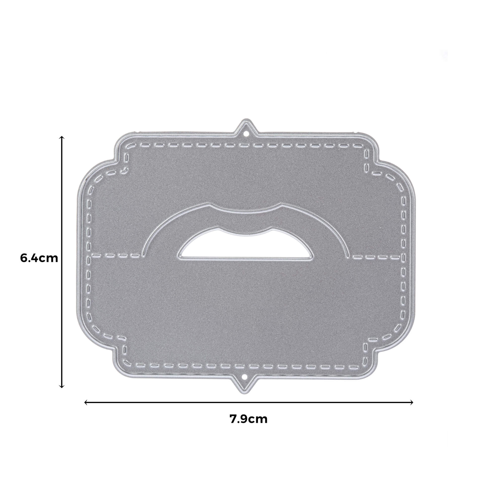 Die Stanzschablone Verschluss für Tüten von Stanzenshop.de hat dekorative Kanten, einen mittigen Ausschnitt und einen abgesteppten Rand - ideal für Basteln oder als Taschenverschluss. Größe: 6,4 x 7,9 cm.