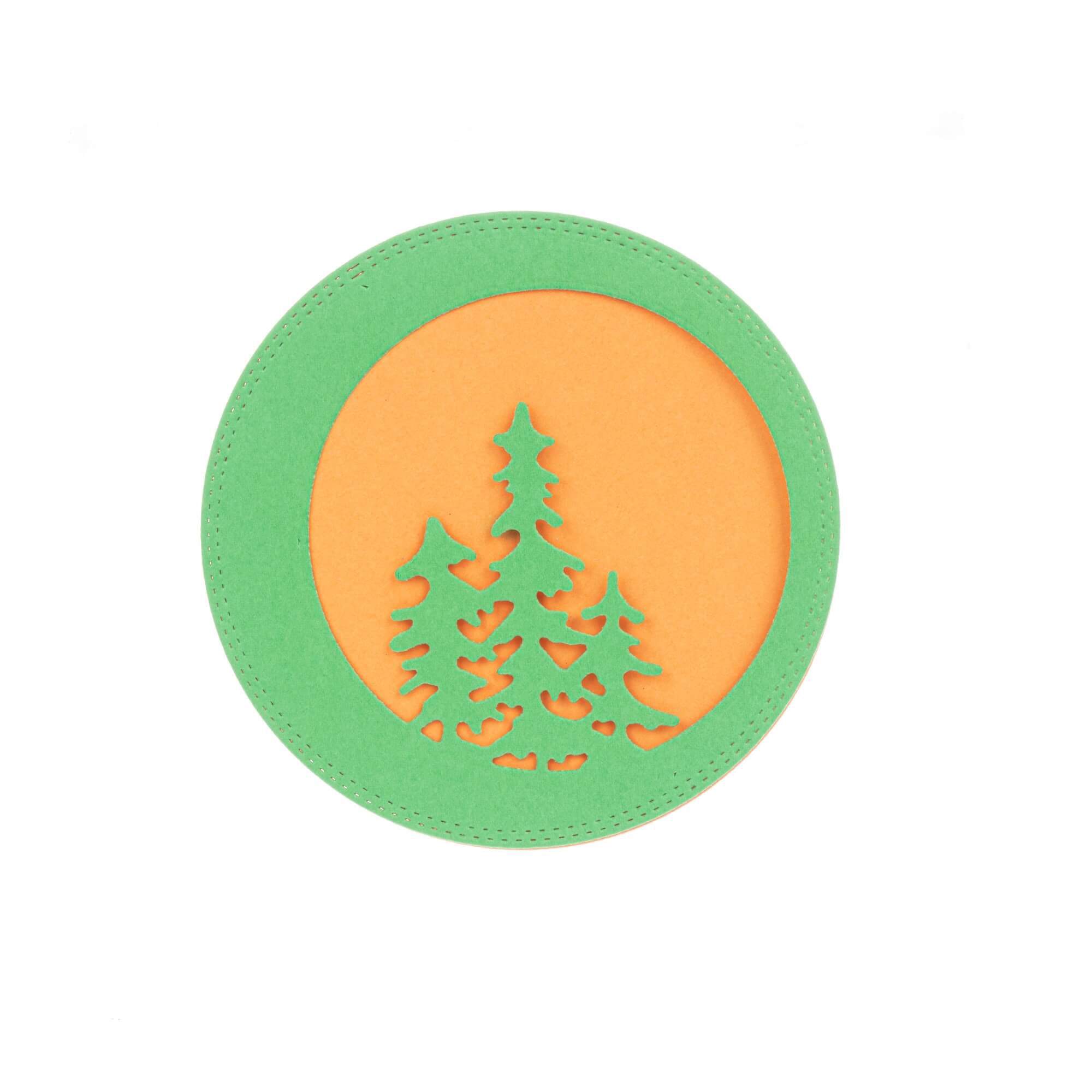 Die Stanzschablone Drei Tannenbäume in rundem Rahmen von Stanzenshop.de bietet ein rundes Design mit Tannenbaumsilhouetten, ideal für winterliche Bastelarbeiten oder festliche Projekte als auffälliges Dekorationselement.