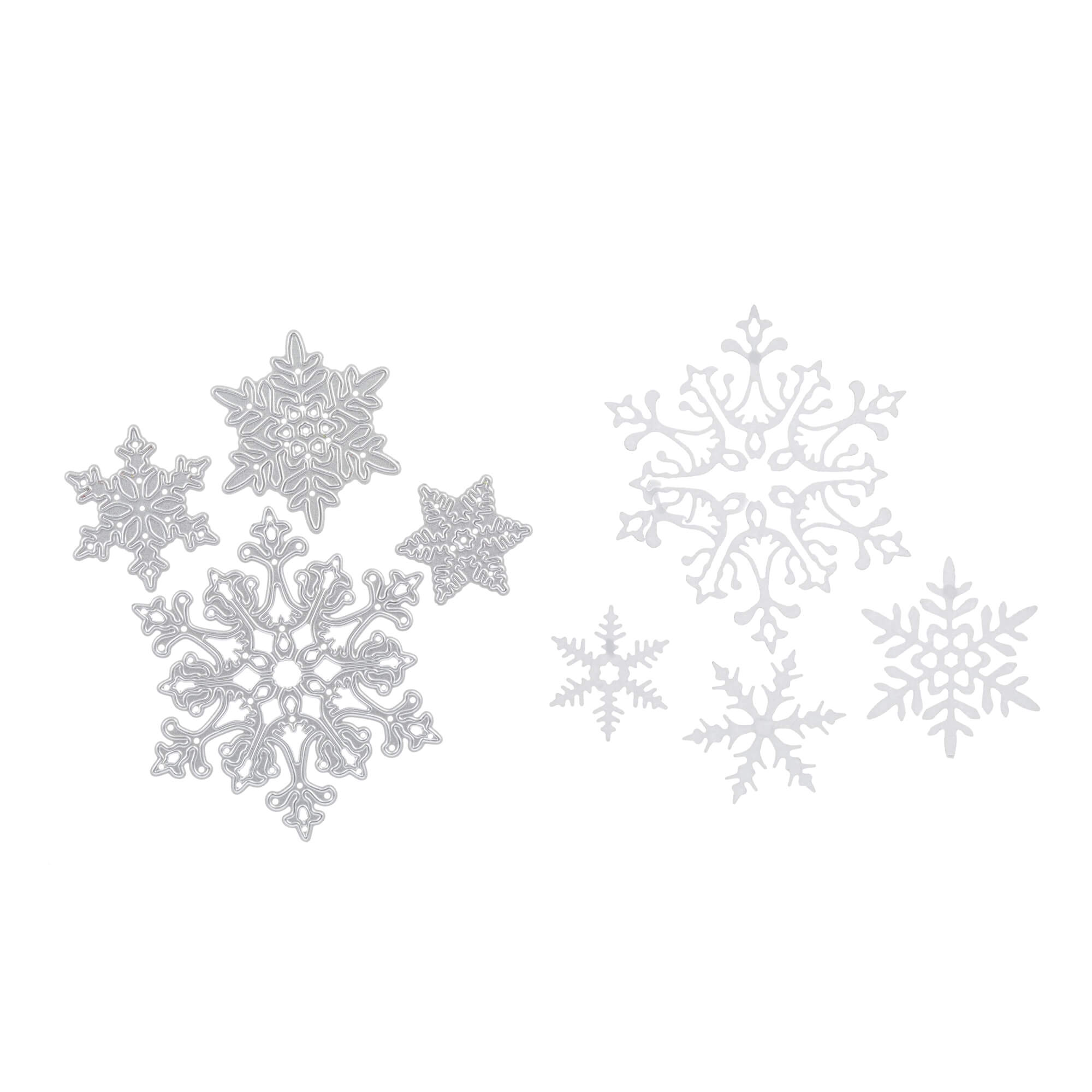 Stanzschablone Vier Schneeflocken in verschiedenen Größen von Stanzenshop.de: detailreiche Silber- und Weiß-Schneeflocken, ideal zum Scrapbooking oder Basteln, auf weißem Hintergrund arrangiert.