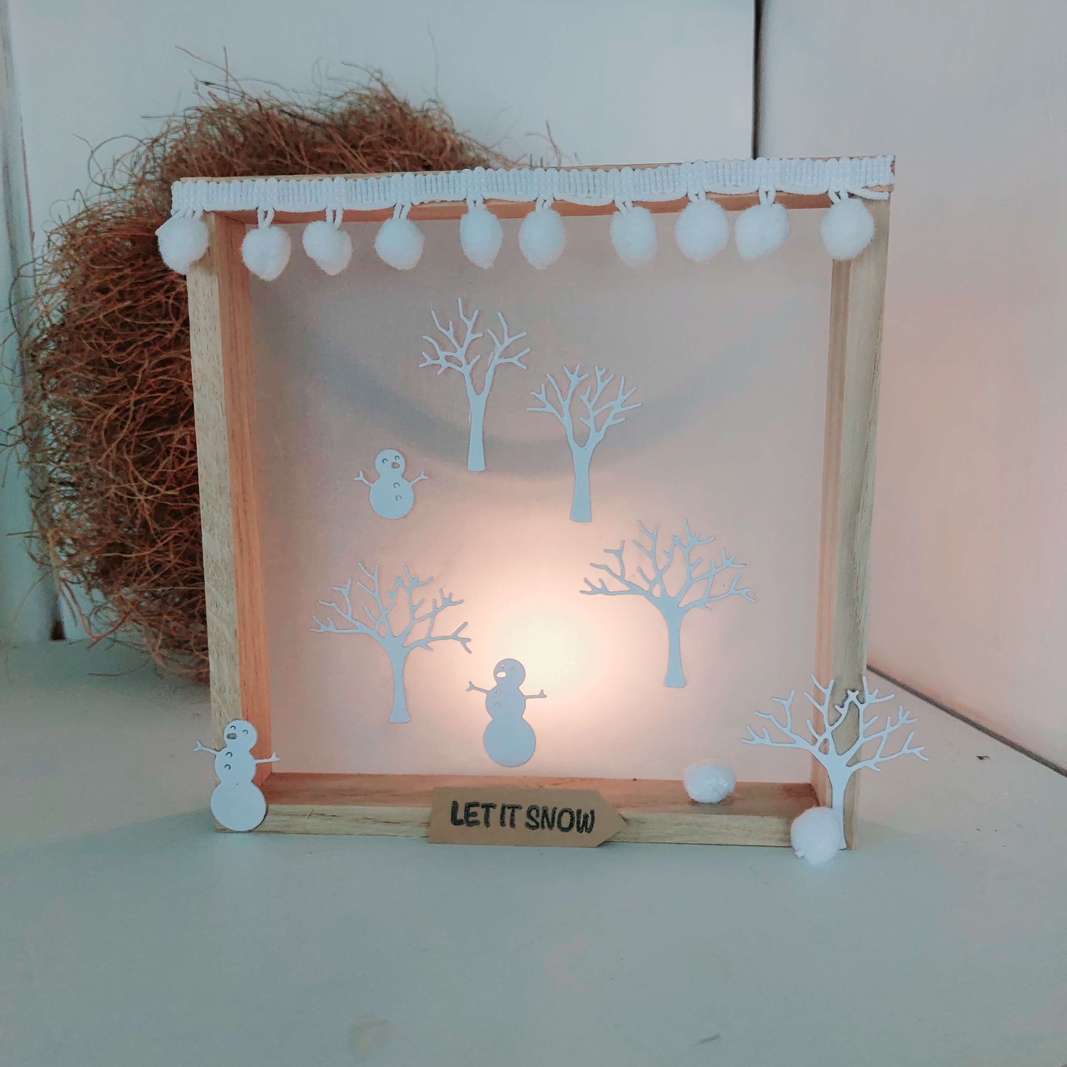 Die "Stanzschablone Schneemänner und Bäume" von Stanzenshop.de zeigt Schneemänner, kahle Bäume und winterliche Akzente - perfekt zum Basteln im Winter oder für Scrapbooking-Projekte, wunderschön beleuchtet mit einer sanften Hintergrundbeleuchtung.