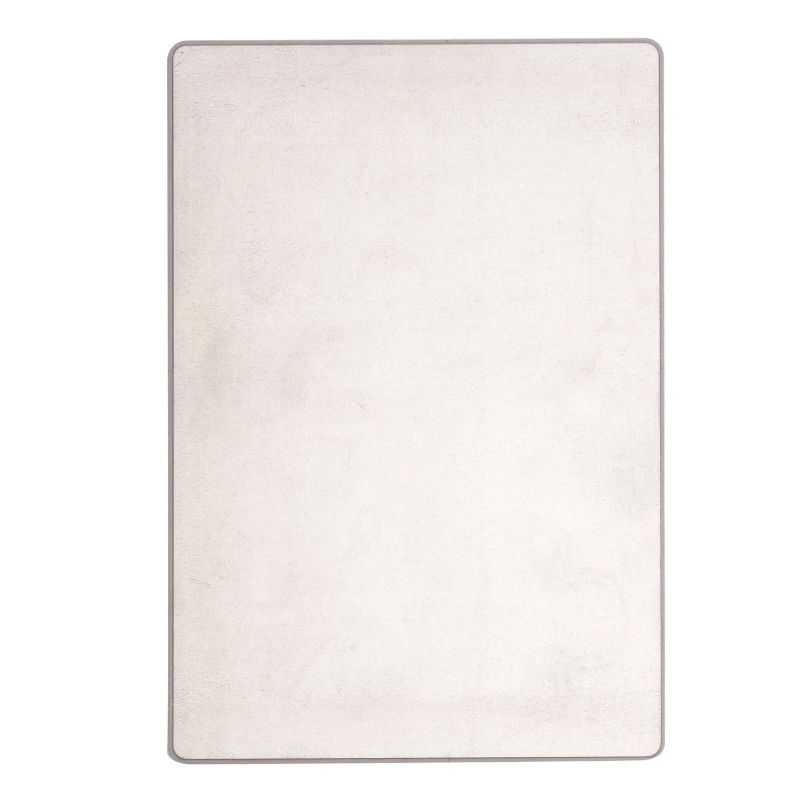 Ein rechteckiges Whiteboard mit abgerundeten Ecken und einem schmalen hellgrauen Rand, der den eleganten Stil von Vaessen Creative widerspiegelt - Cut Easy Plattform A5 von Vaessen Creative, platziert vor einem schlichten weißen Hintergrund.