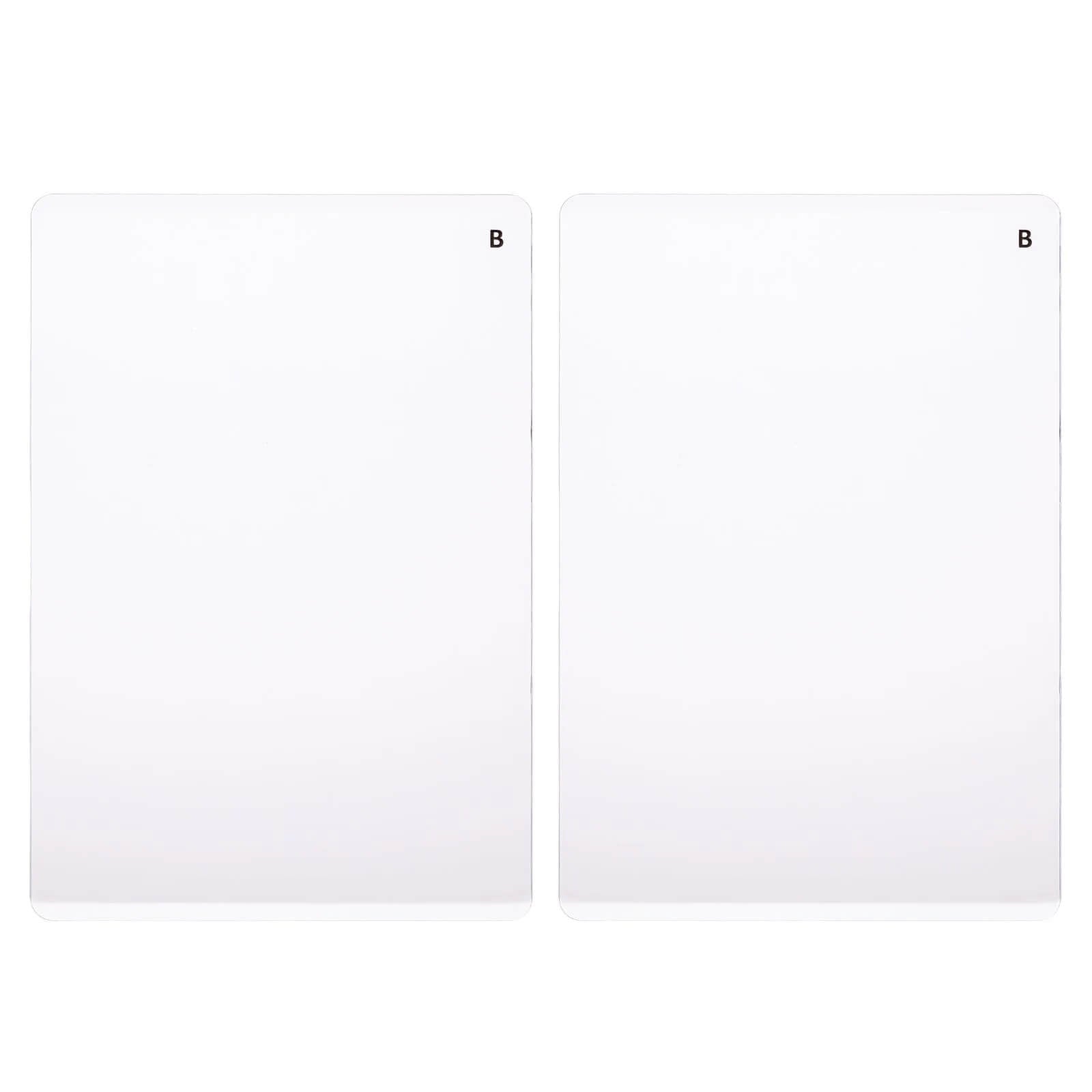 Zwei leere weiße rechteckige Karten mit einem kleinen "B" in der rechten oberen Ecke werden nebeneinander gelegt - ideal als Platten für die Vaessen Creative - Cut Easy Grundplatte (B) 2St. von Vaessen Creative.