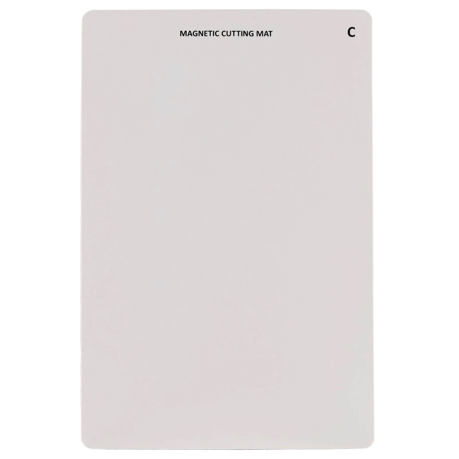 Eine weiße rechteckige Vaessen Creative - Cut Easy Magnetische Schneidplatte © mit abgerundeten Ecken, beschriftet mit "MAGNETIC CUTTING MAT" und "C" auf der Oberseite, entworfen für die Vaessen Creative Cut Easy Stanz- und Prägemaschine.