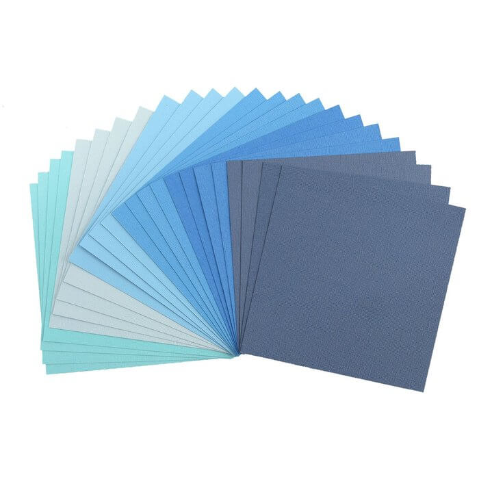 Das Florence - Cardstock Multipack Textur 15,2x15,2cm Blau von Florence enthält 24 säurefreie quadratische Papierbögen in abgestuften Blautönen, die von hell bis dunkel verlaufen.