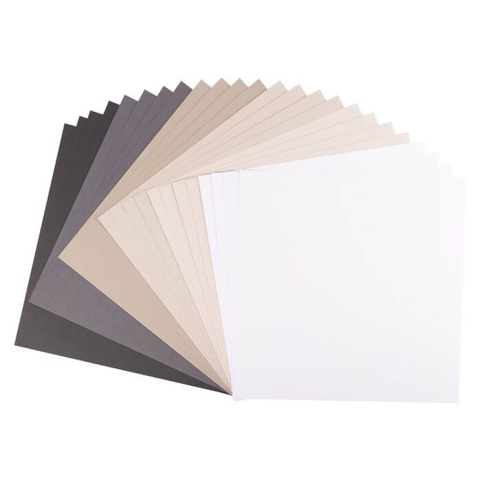 Ein Fächerarrangement von Florence - Cardstock Multipack Texturbögen in 30,5x30,5cm Schwarz, von Dunkelgrau bis Weiß, dargestellt auf weißem Hintergrund. Enthält 24 Stücke von Florence.