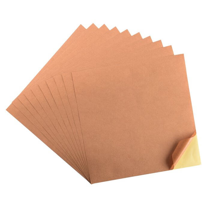 Ein Stapel Florence • Kraftklebepapier quadratisch 30,5x30,5cm x10 mit Klebeband oben drauf.