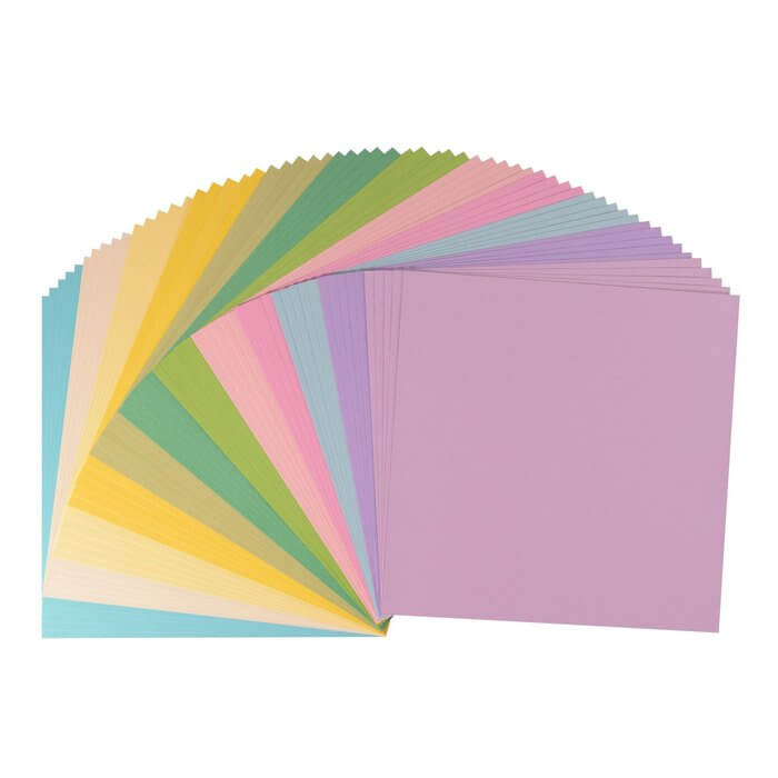 Ein Stapel Florenz • Tonkarton Glatt 30,5x30,5cm 12x5 Frühlingsfarbenes Papier auf weißem Hintergrund.