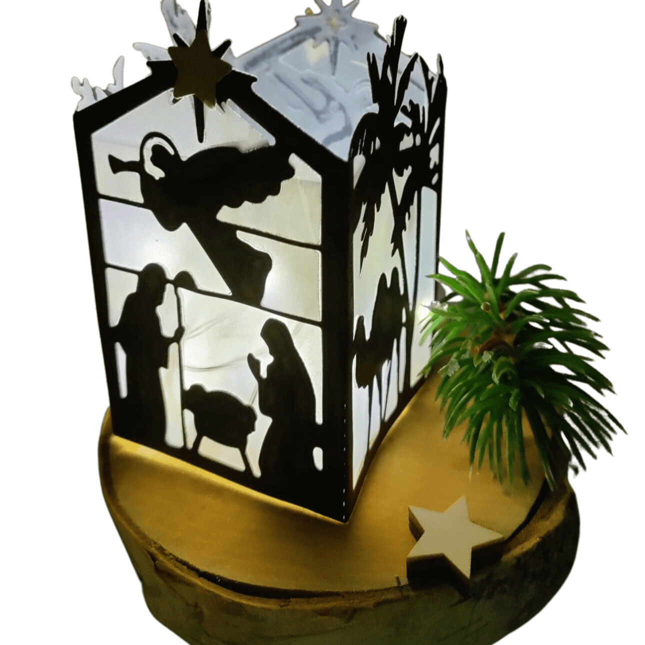 Die Stanzschablone Krippenlaterne von Stanzenshop.de ist ein dekorativer Würfel mit biblischen Silhouetten, der auf einem goldenen Sockel mit einem künstlichen Tannenbaum und einem Stern steht.