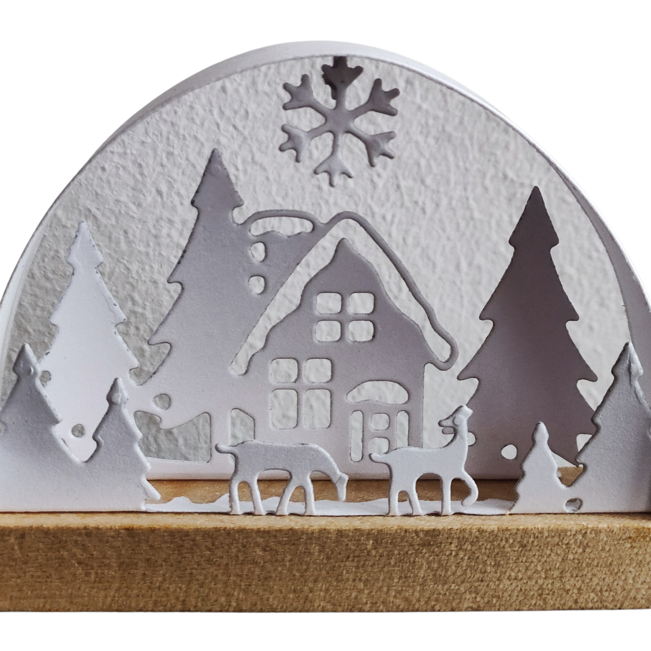 Die Stanzschablone Haus im Schnee von Stanzenshop.de zeigt ein Haus, Bäume, Rentiere und Schneeflocken - ideal zum Basteln oder Scrapbooking. Alle Deko-Elemente sind auf einem Holzsockel mit schlichtem Hintergrund angeordnet.