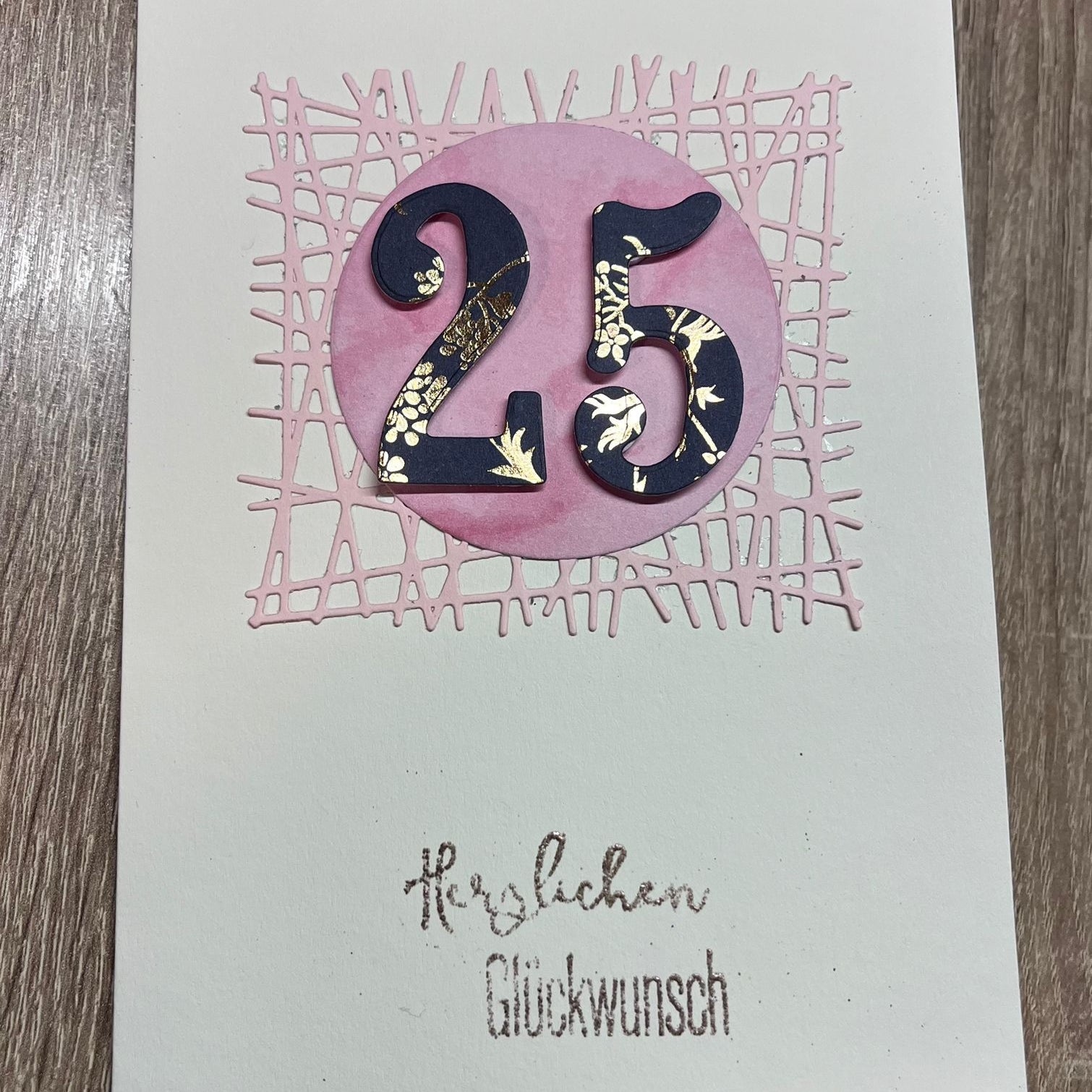 Die Stanzschablone Gittermuster von Stanzenshop.de eignet sich perfekt zum Karten basteln oder Scrapbooking, mit einem dekorativen Design ideal für besondere Anlässe mit "Herzlichen Glückwunsch" auf Deutsch.